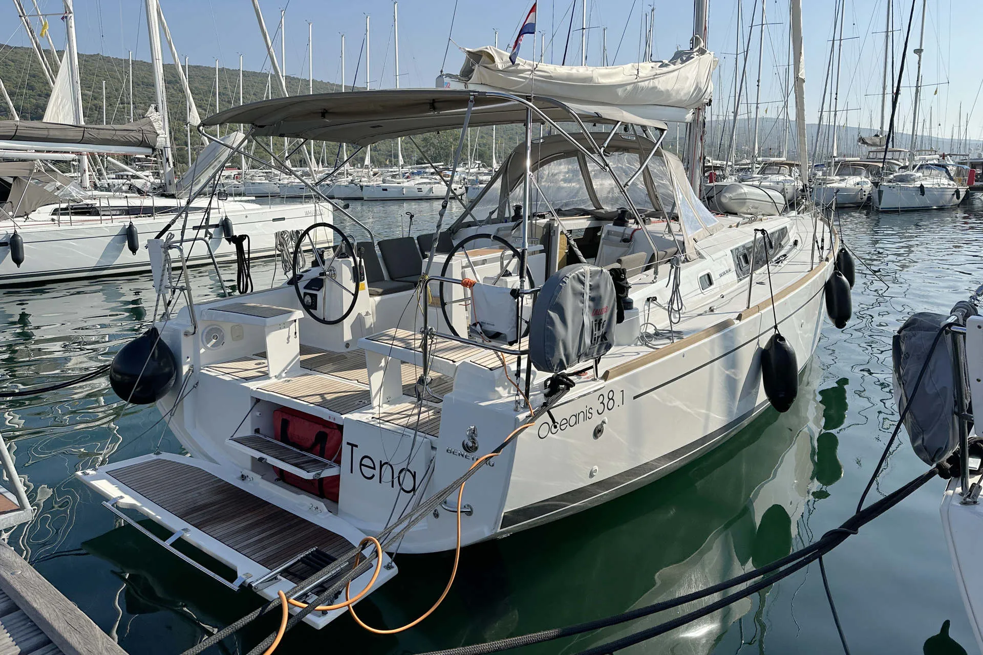 Oceanis 38.1 Tena — фотография яхты 10