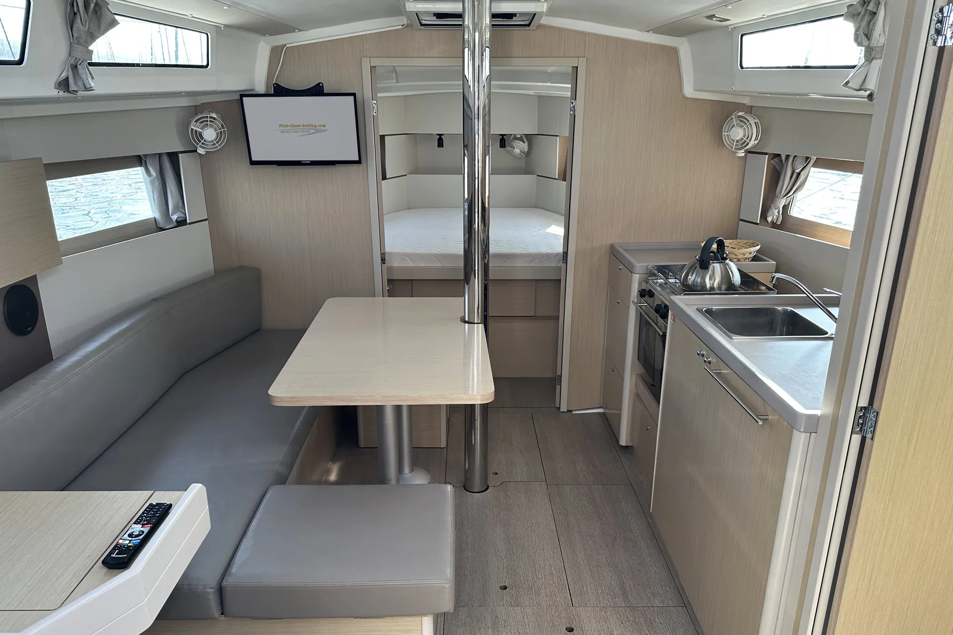 Oceanis 38.1 Tena — фотография яхты 18
