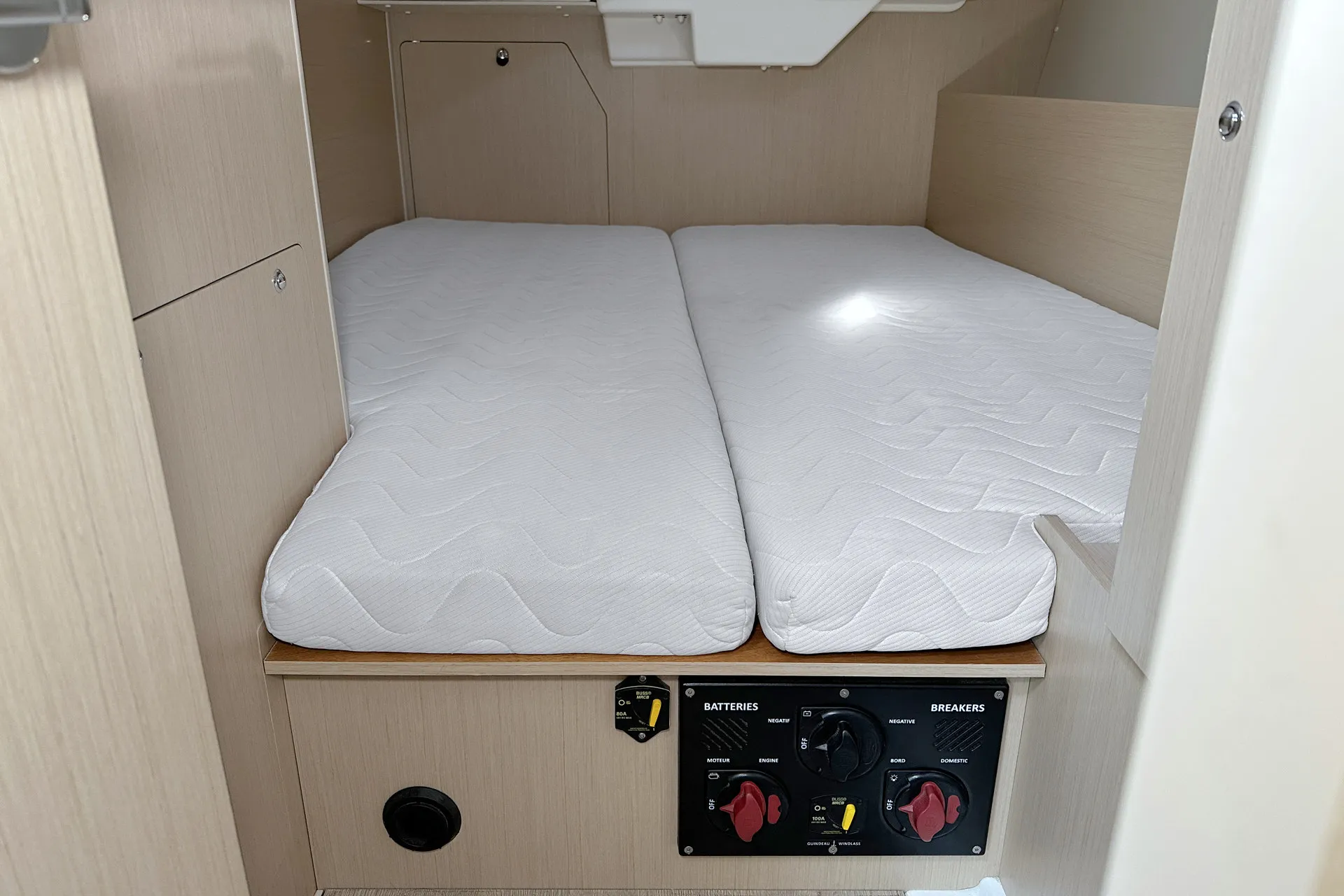 Oceanis 38.1 Tena — фотография яхты 12