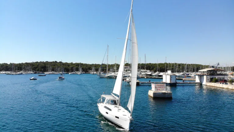 Oceanis 41.1 Pauline — фотография яхты 16
