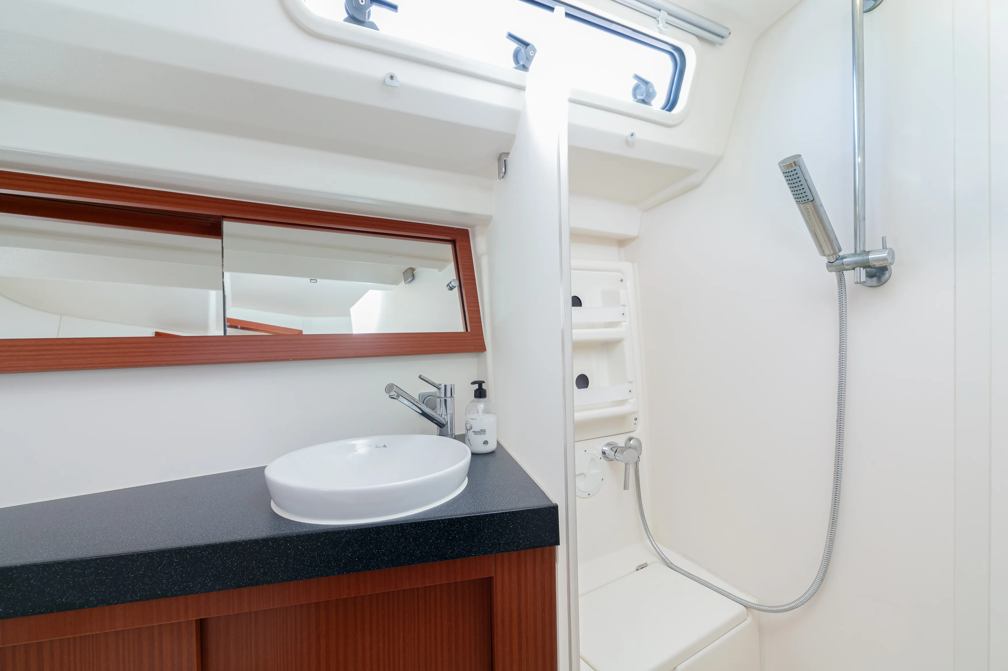 Hanse 415 Kraken — yacht photo 12