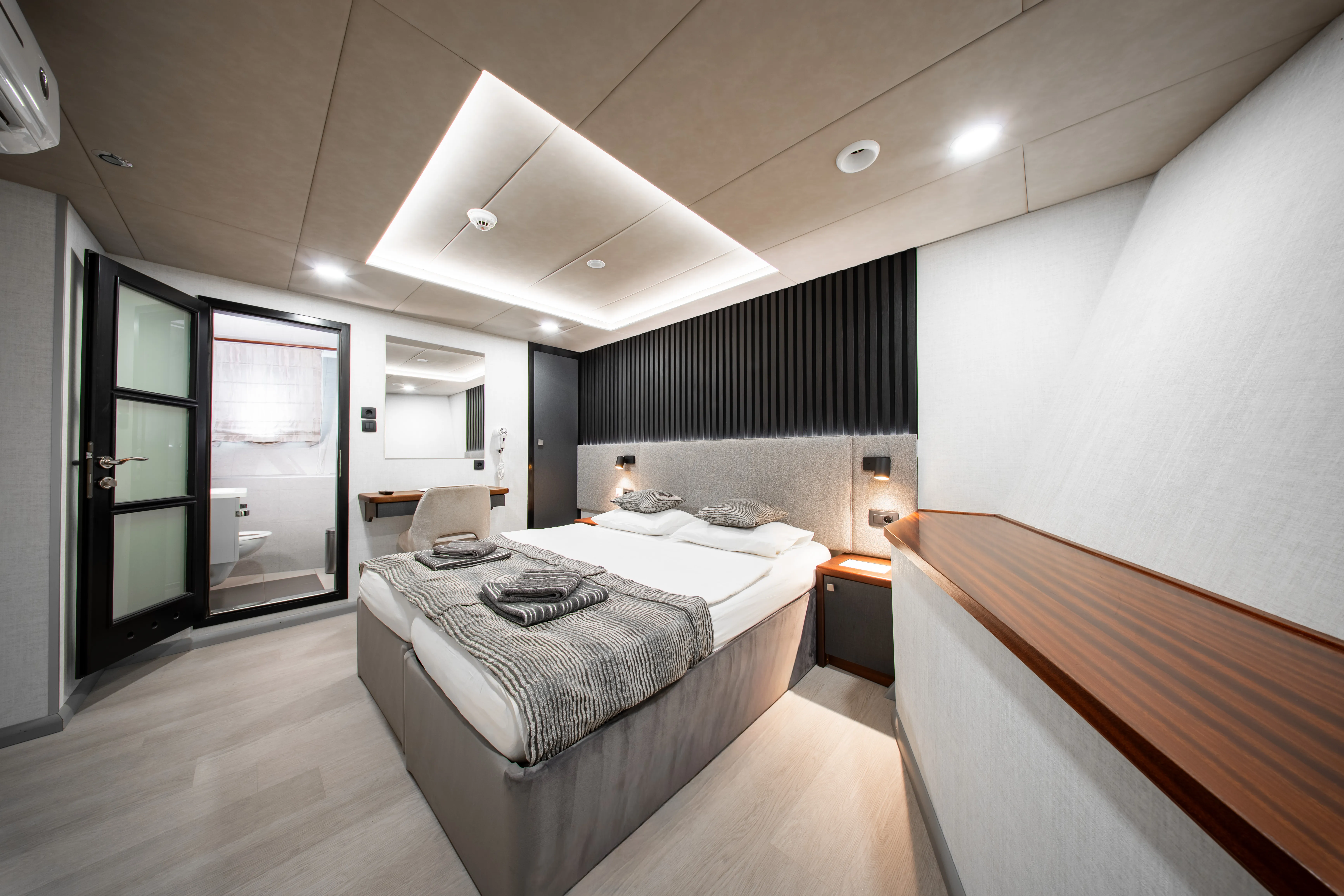 Luxury Motor Yacht Diamond — yacht photo 34