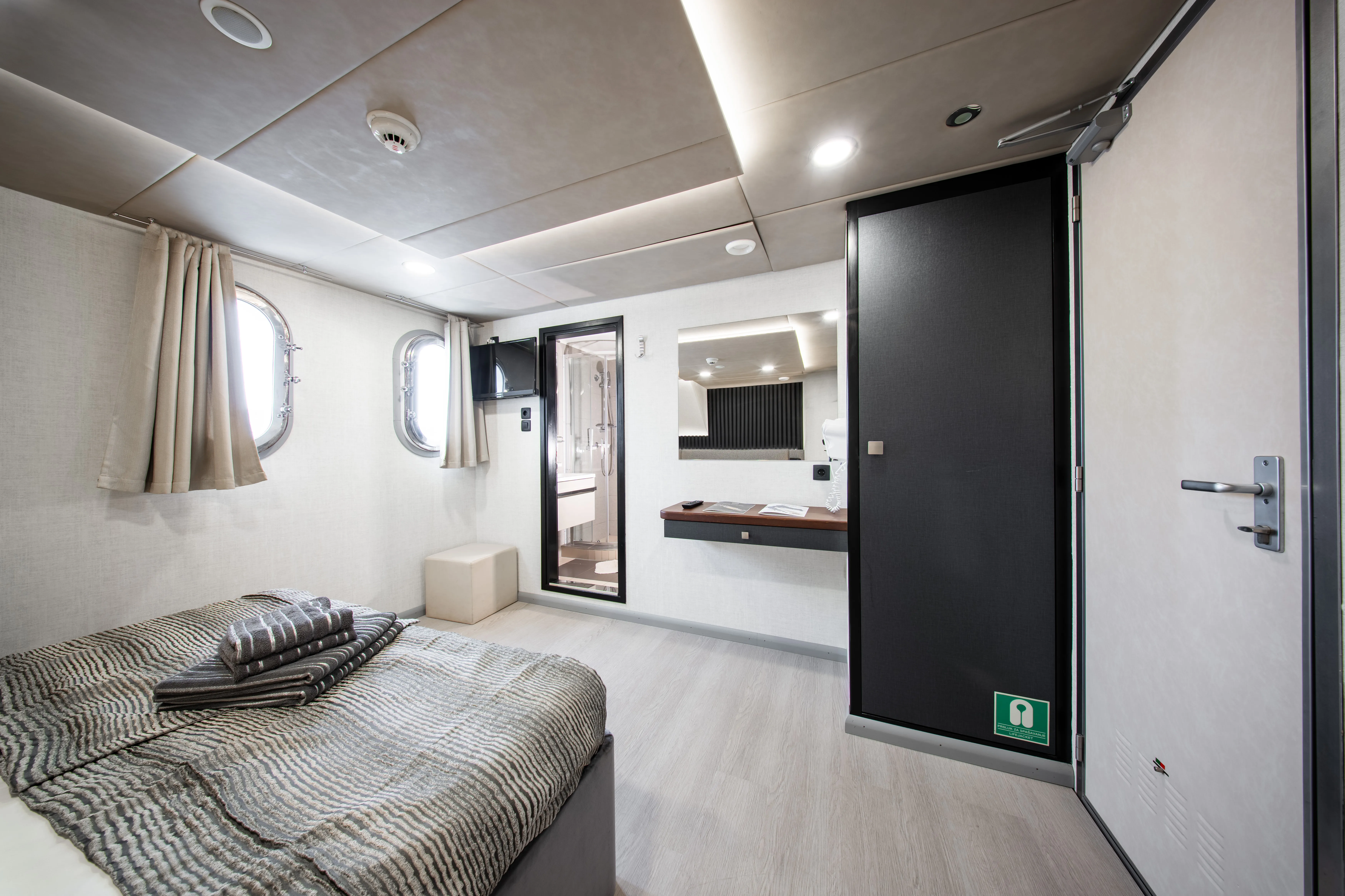 Luxury Motor Yacht Diamond — yacht photo 2