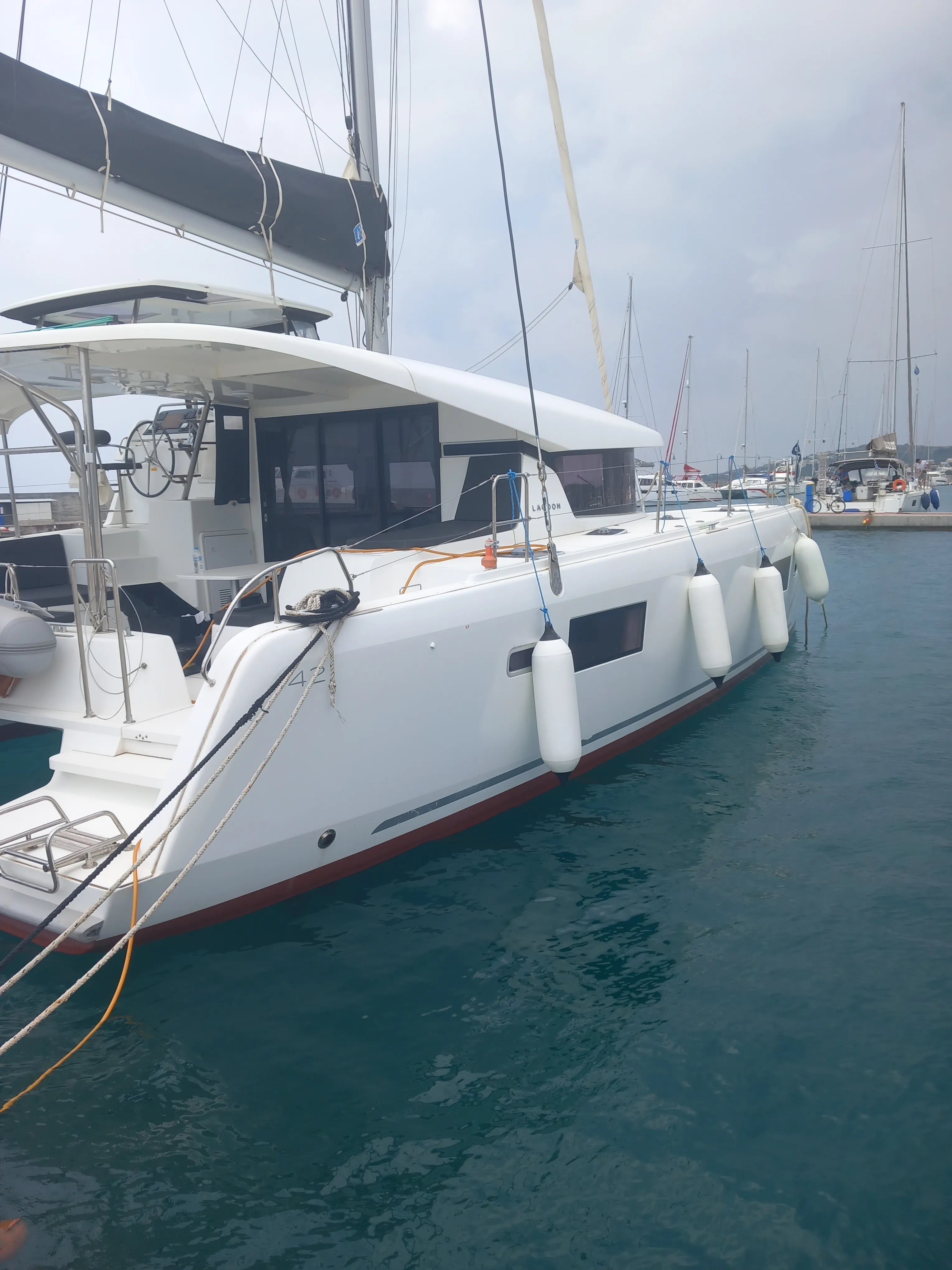 Lagoon 42 Neverland — yacht photo 2