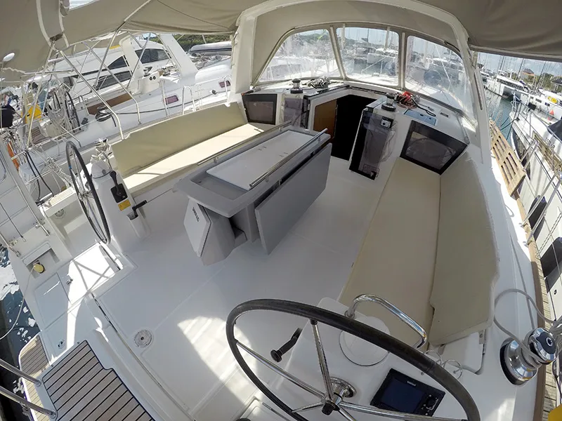 Oceanis 45 Neška II — фотография яхты 18