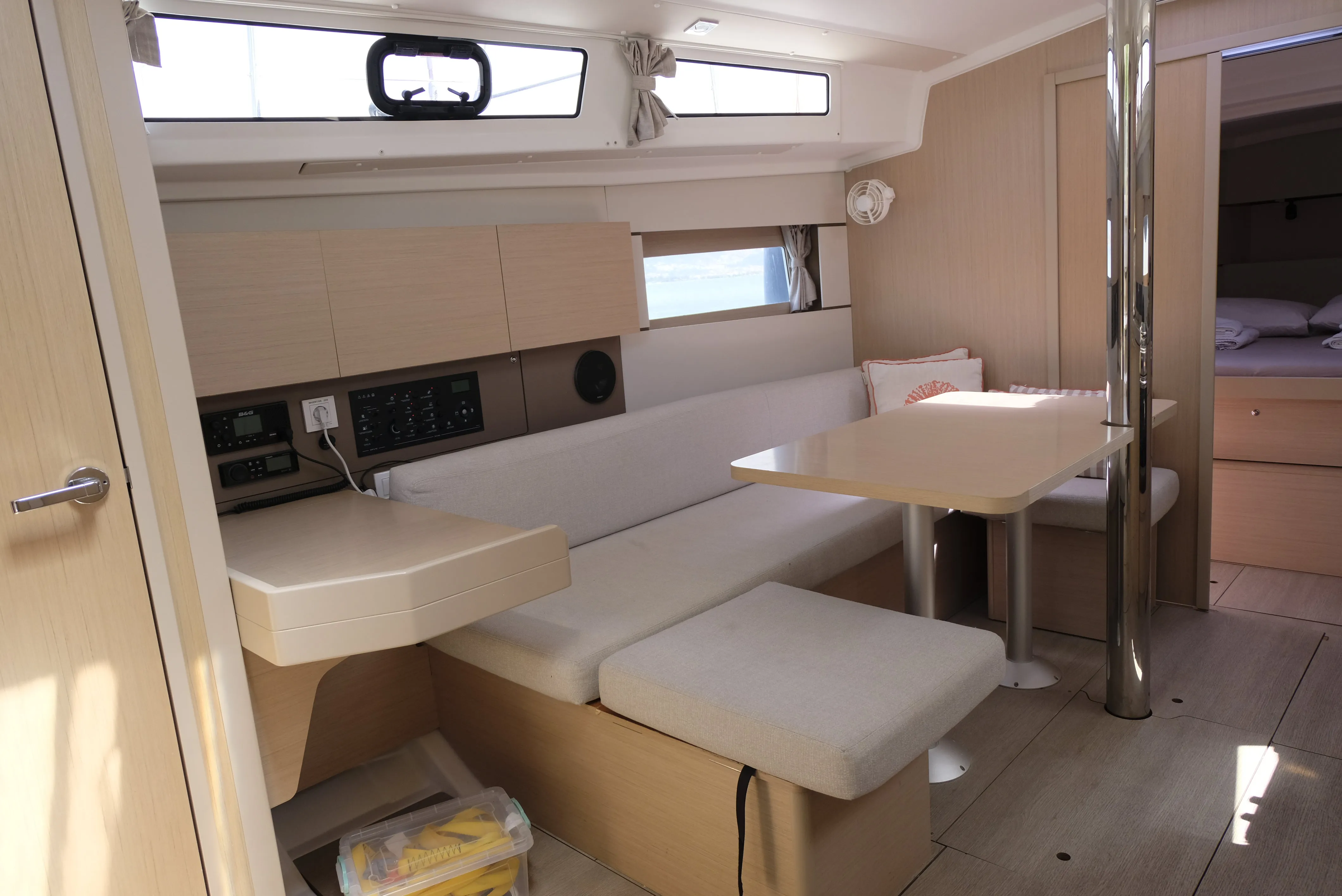 Oceanis 38.1 TRITON 89 — фотография яхты 22