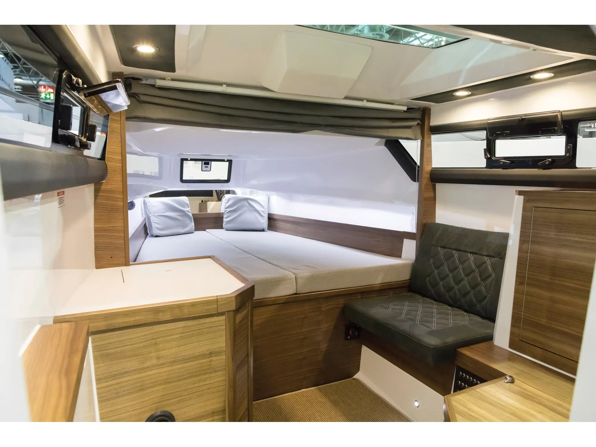 Axopar 37 XC Cross Cabin TRAVERSO — foto dello yacht n. 3