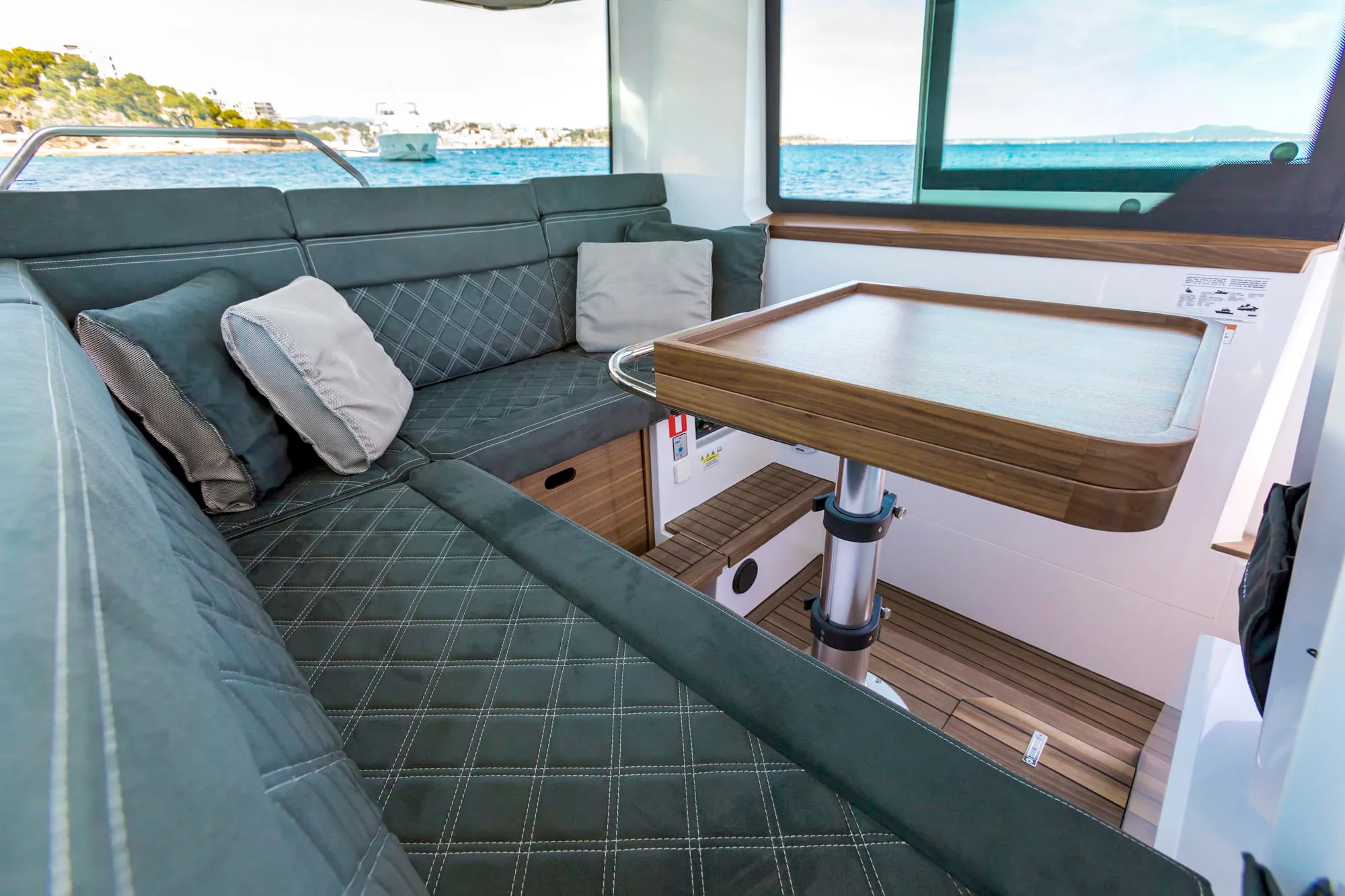 Axopar 37 XC Cross Cabin TRAVERSO — foto dello yacht n. 11