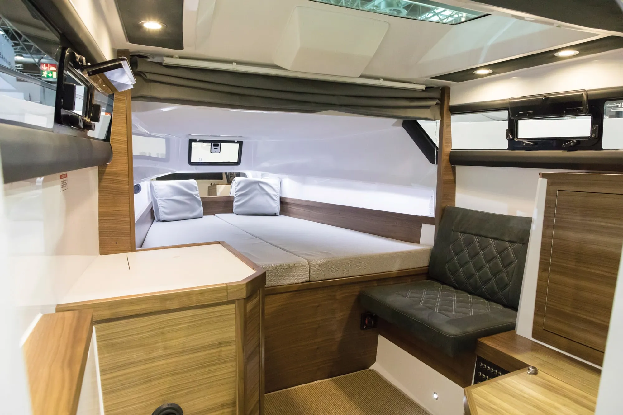 Axopar 37 XC Cross Cabin TRAVERSO — foto dello yacht n. 5