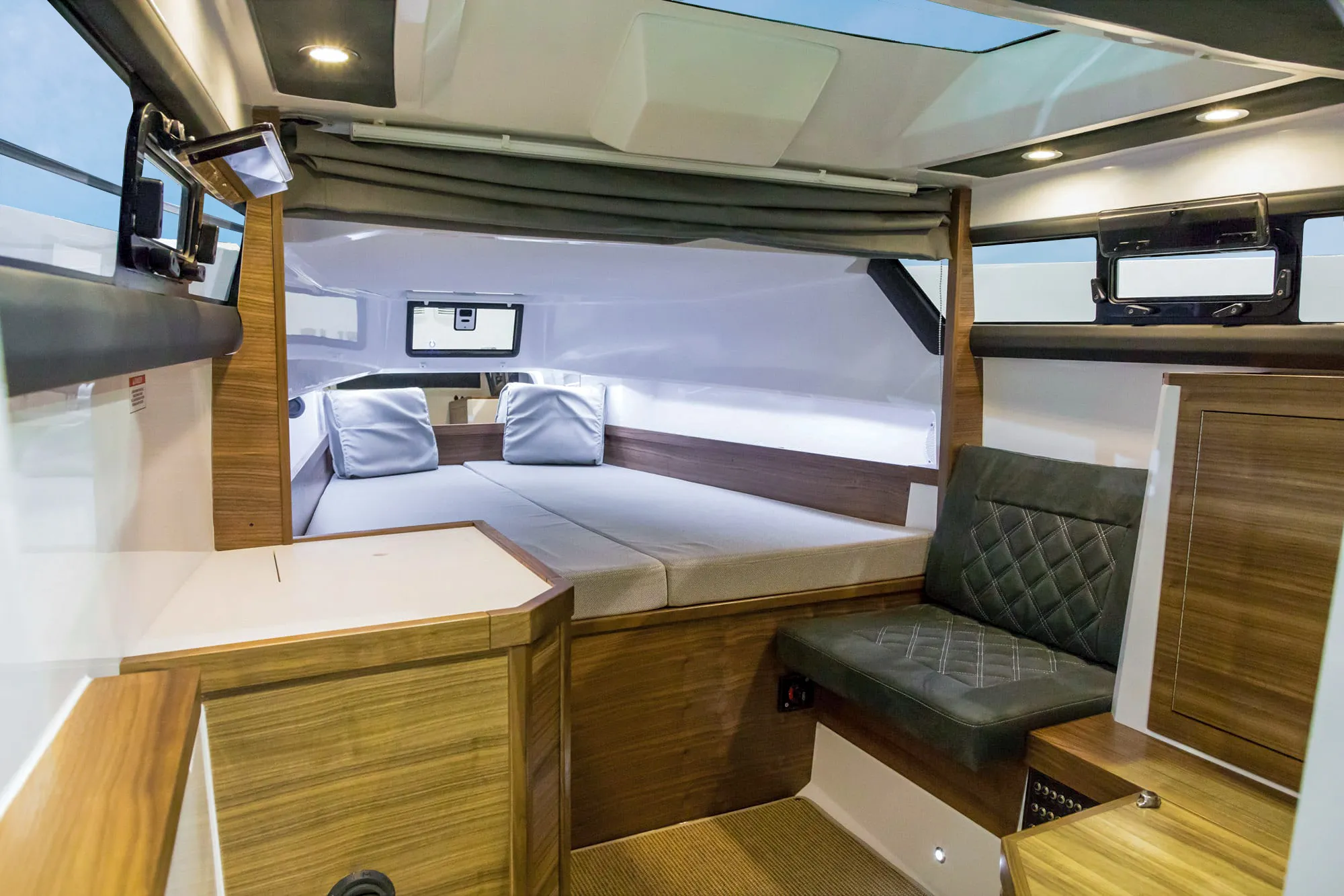 Axopar 37 XC Cross Cabin TRAVERSO — foto dello yacht n. 8