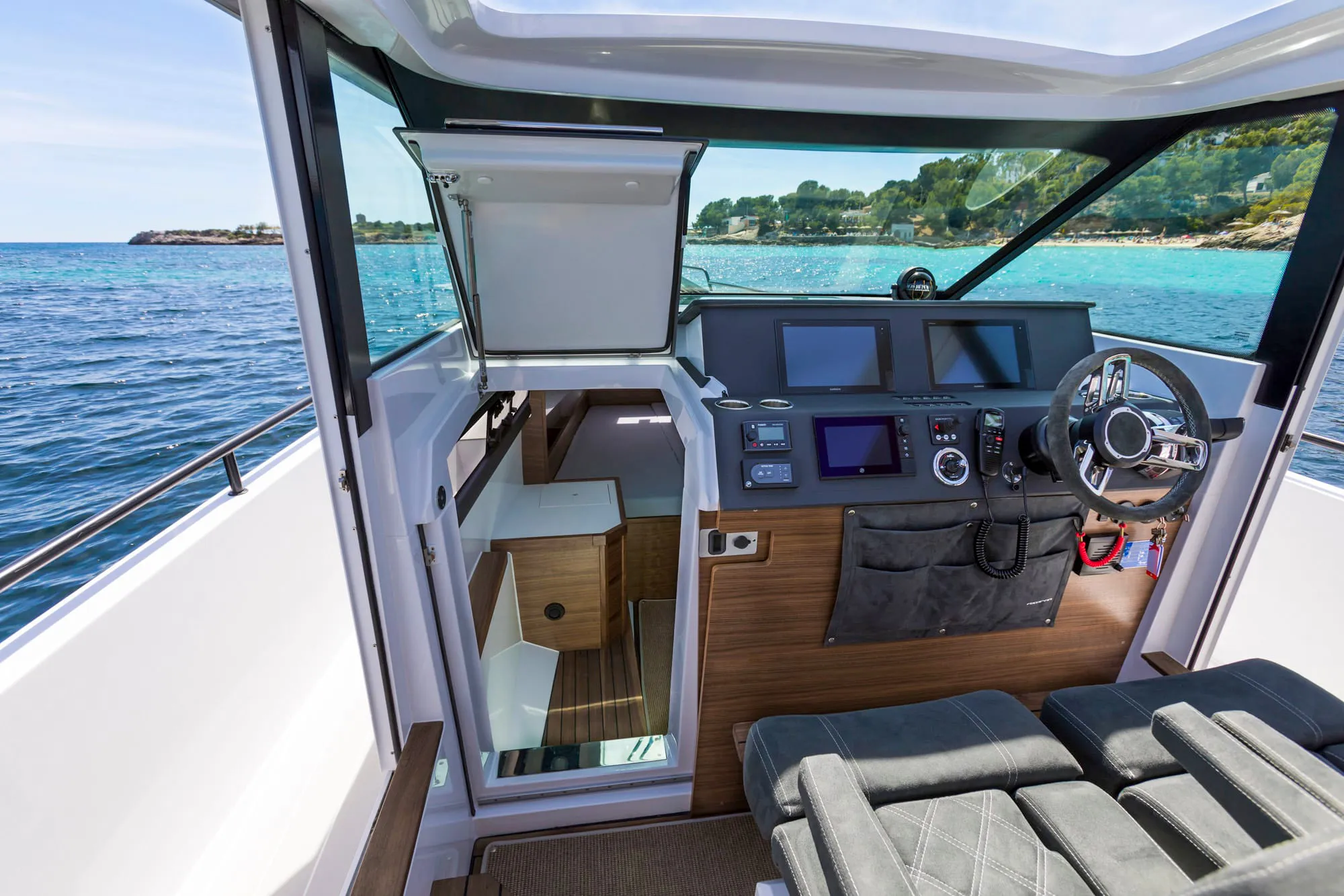 Axopar 37 XC Cross Cabin TRAVERSO — foto dello yacht n. 9