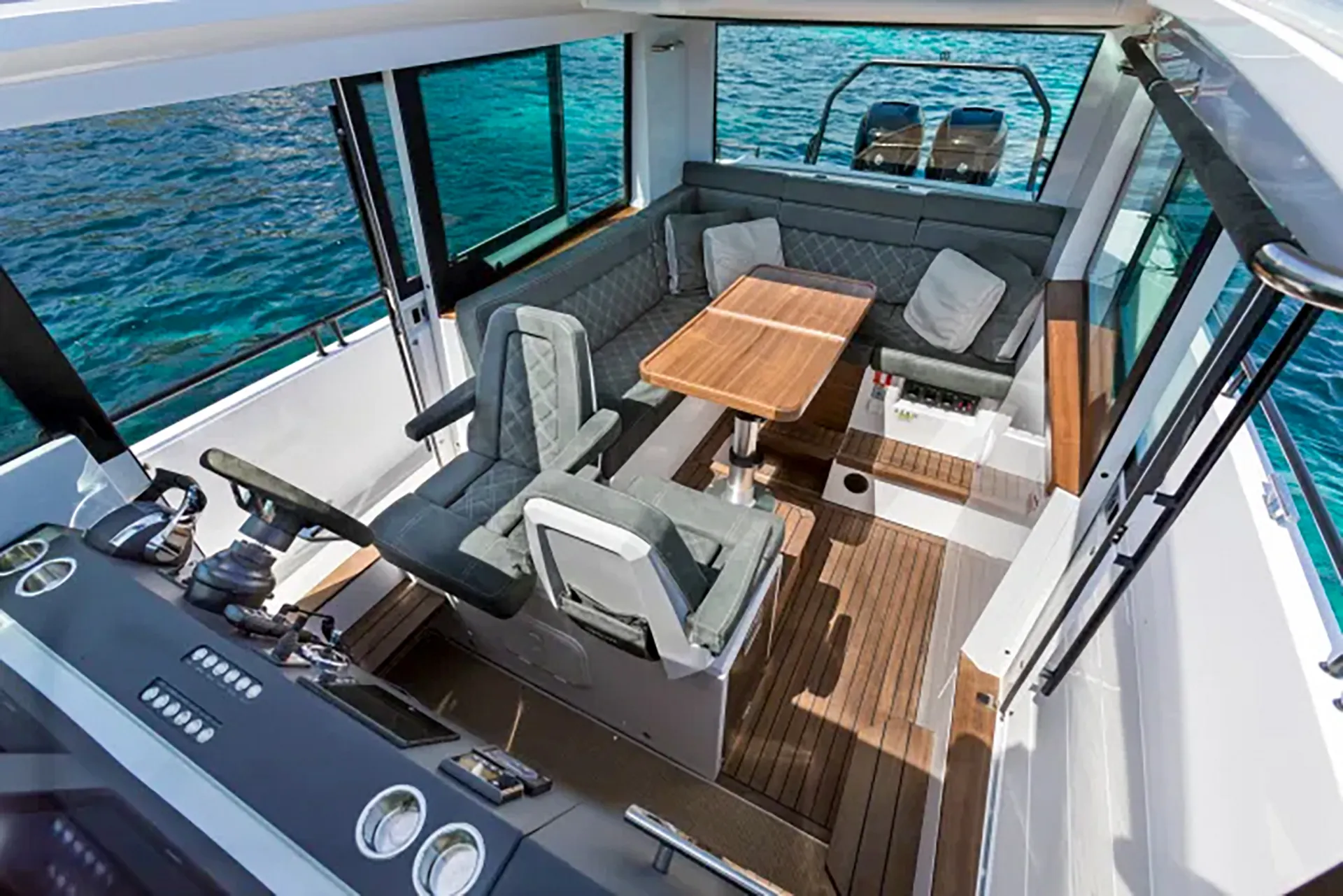 Axopar 37 XC Cross Cabin TRAVERSO — foto dello yacht n. 18