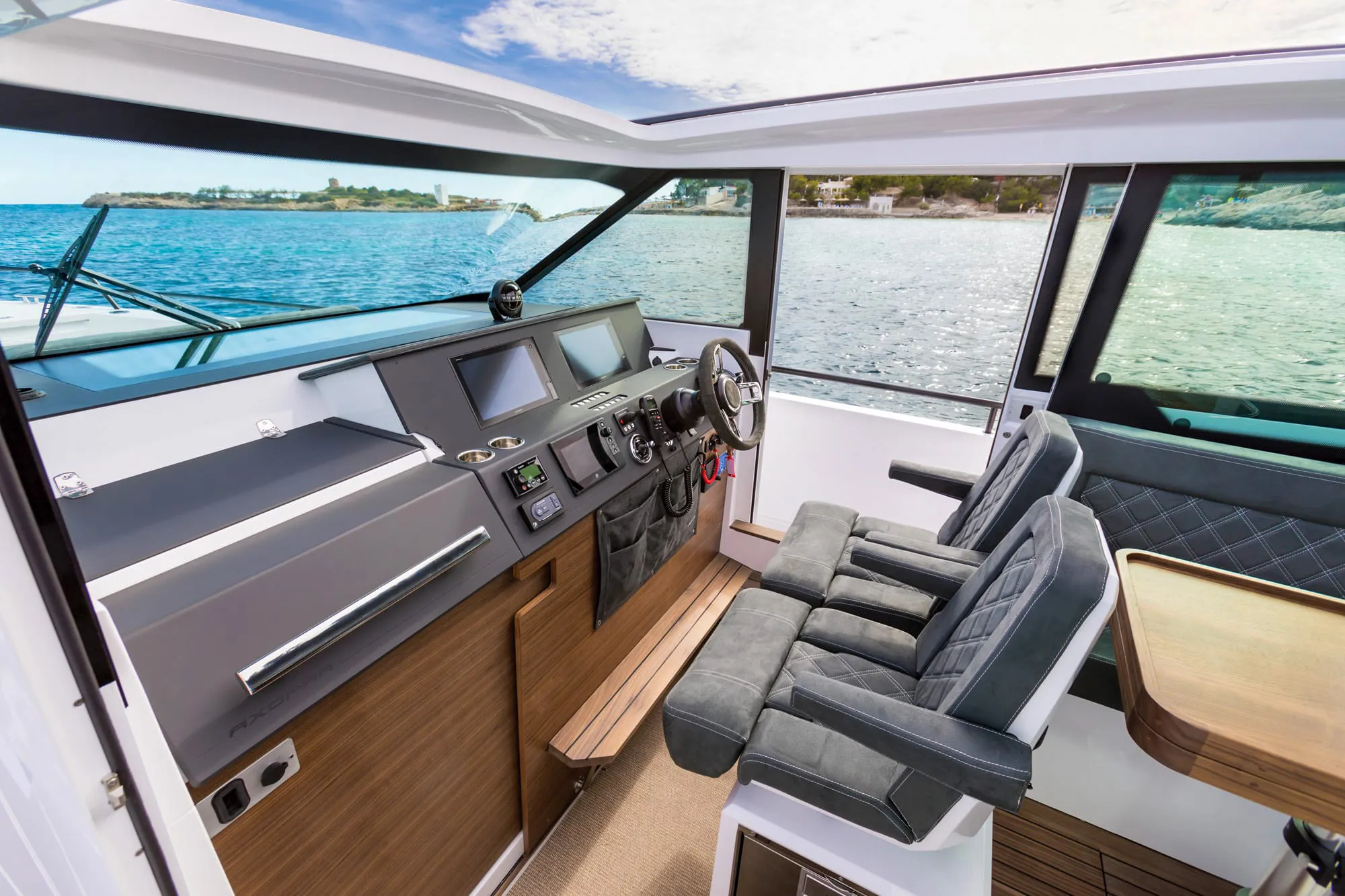 Axopar 37 XC Cross Cabin TRAVERSO — foto dello yacht n. 10