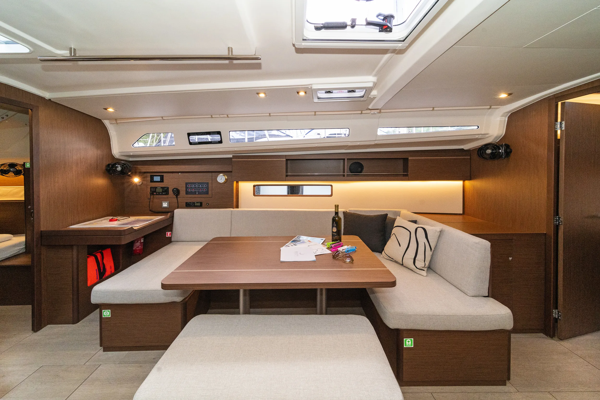 Oceanis 40.1 First Touch — yacht photo 3