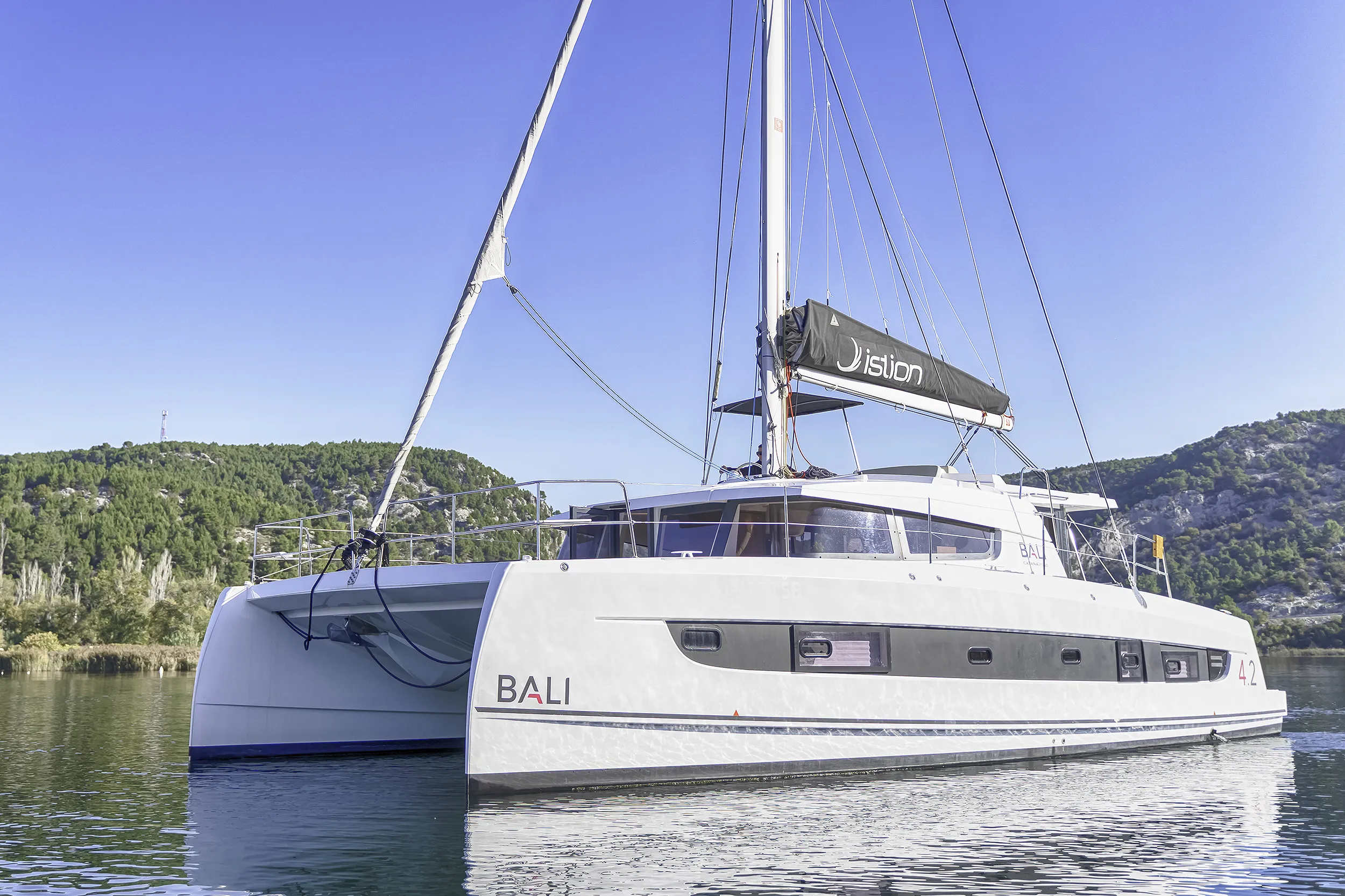 Bali 4.2 First Spark — фотография яхты 17