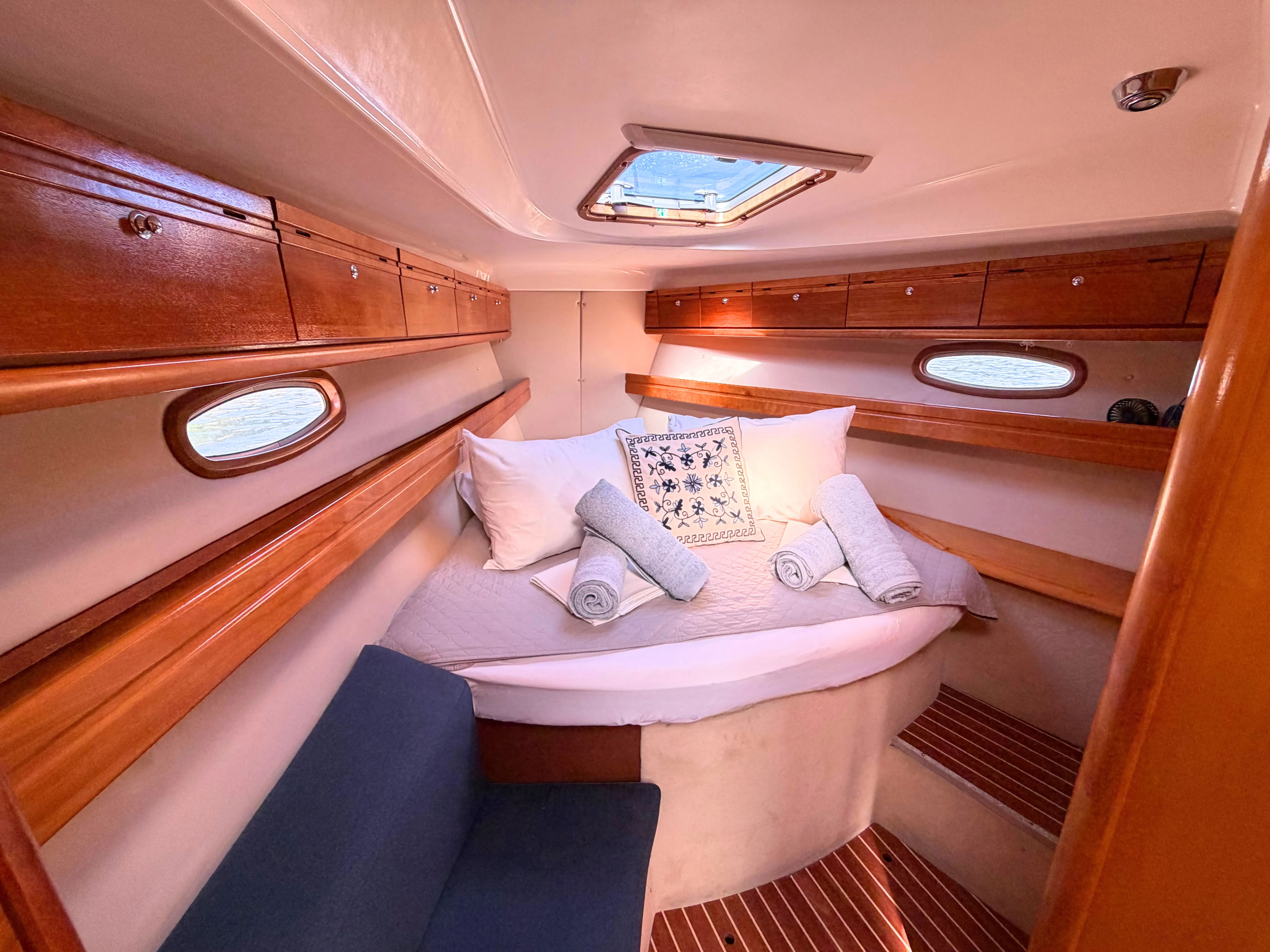 Bavaria C38 IONA — yacht photo 9
