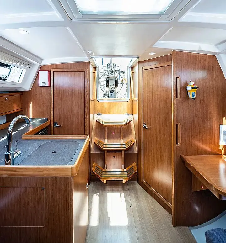 Bavaria 33 Cruiser BRIZO — yacht photo 2