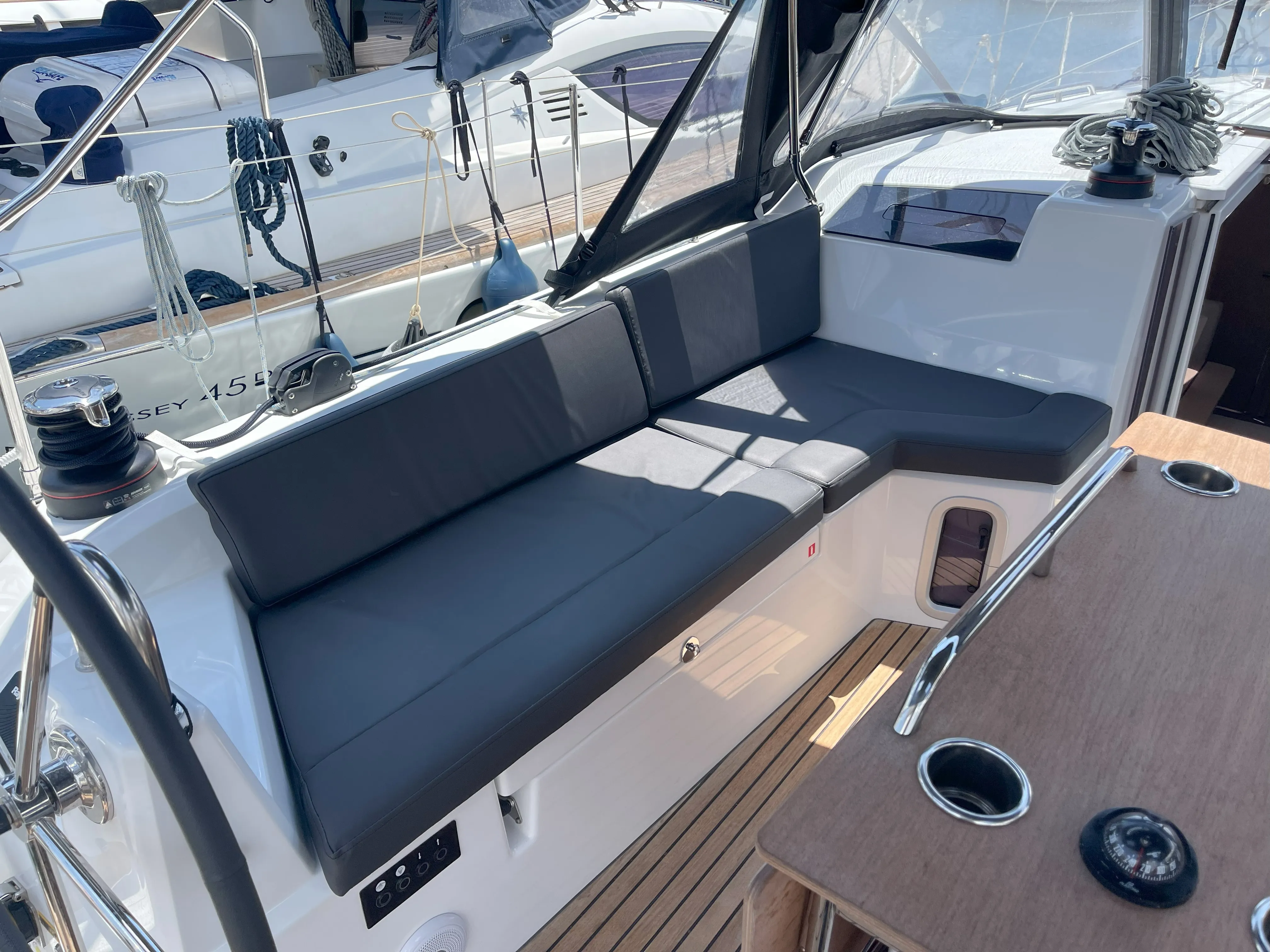 Oceanis 40.1 Neda — jahtikuva 2