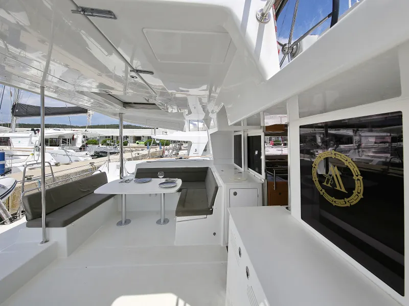 Lagoon 450 Fly LADIES&GENTLEMEN — jahtikuva 45