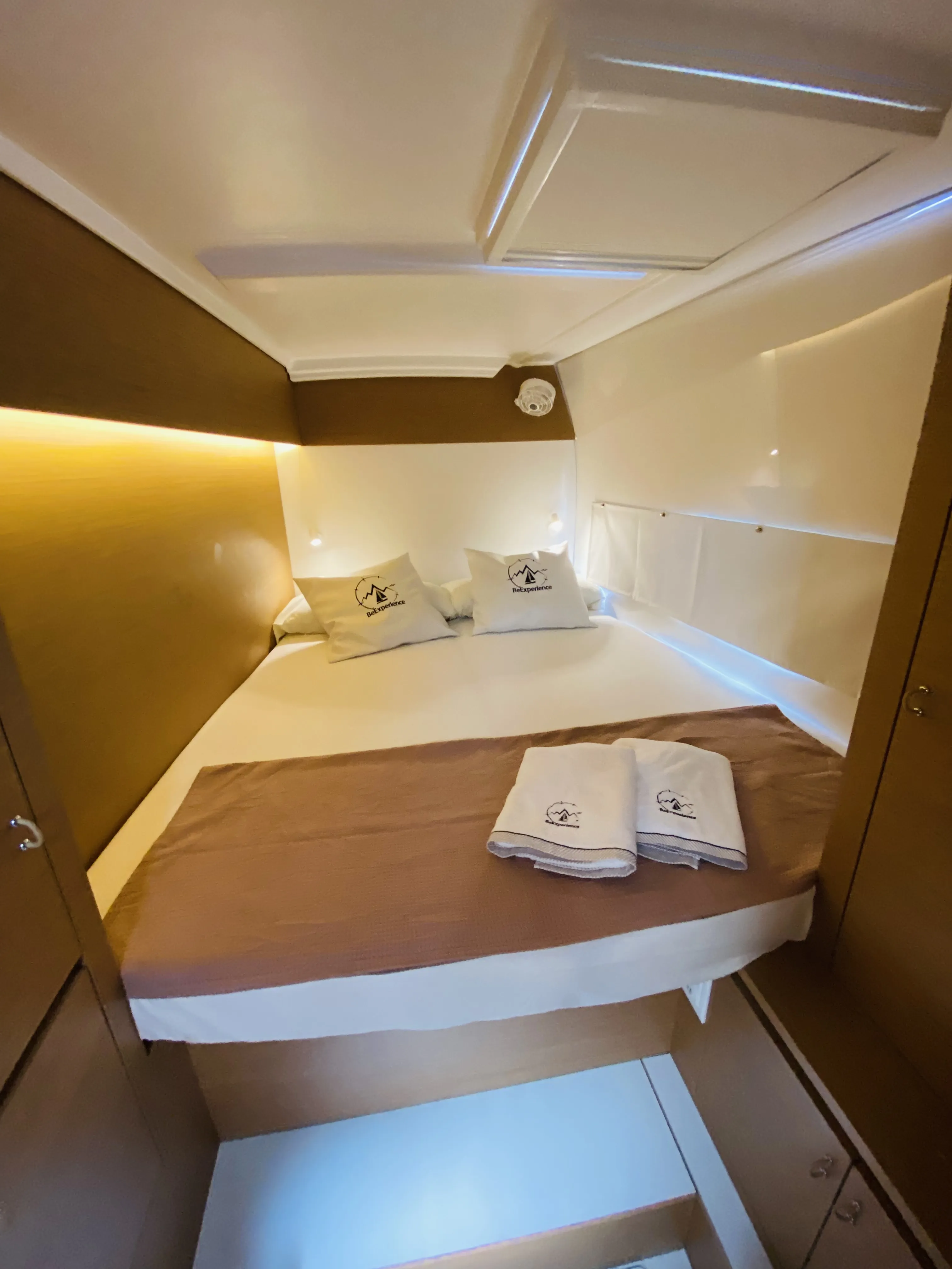 Excess 11 MOANA IBIZA BAREBOAT — fotografia jachty 21
