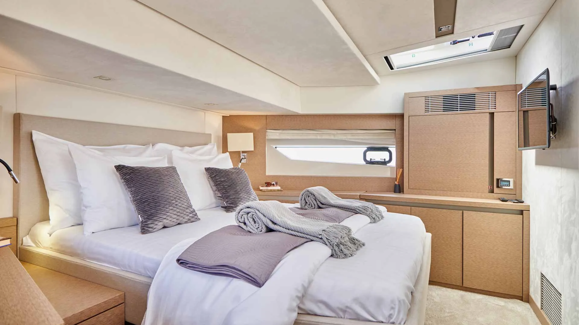 Prestige 630S Simull — yacht photo 4