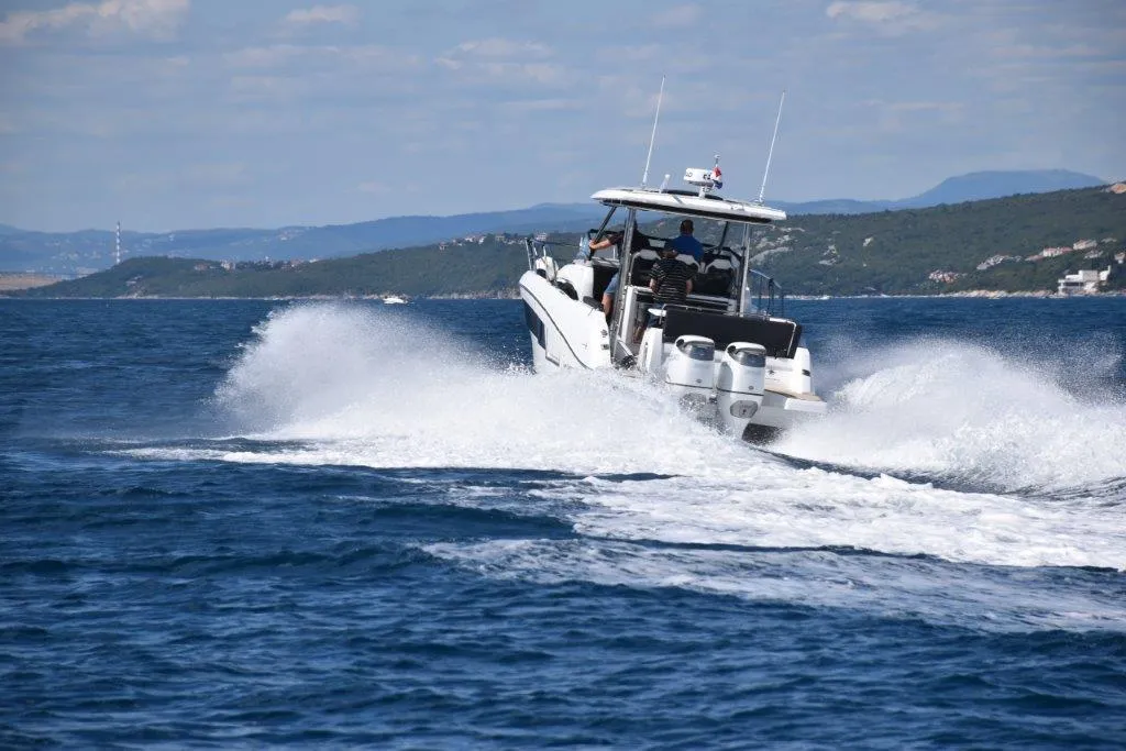 Cap Camarat 10.5 WA 272679 ZD — фотография яхты 11