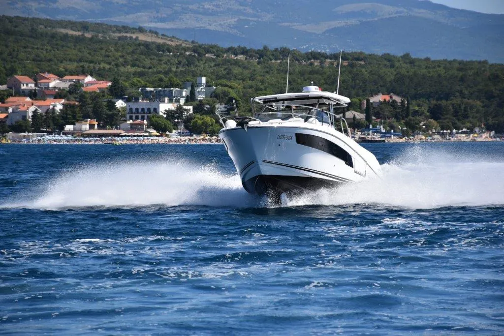 Cap Camarat 10.5 WA 272679 ZD — фотография яхты 4