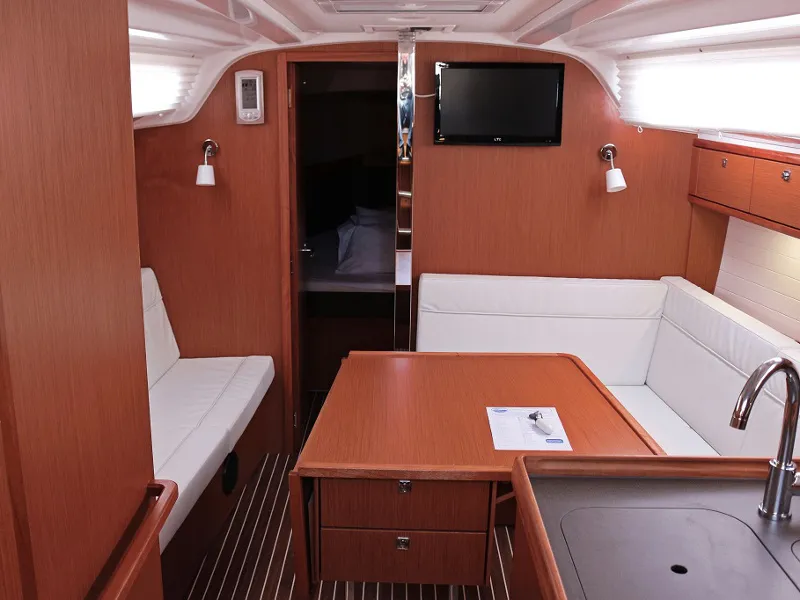 Bavaria Cruiser 37 JULIA — jahtikuva 4