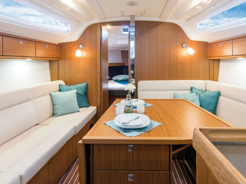 Bavaria Cruiser 37 Qing — jahtikuva 2