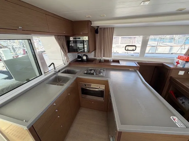 Lagoon 450 Fly SILICIA — jahtikuva 2