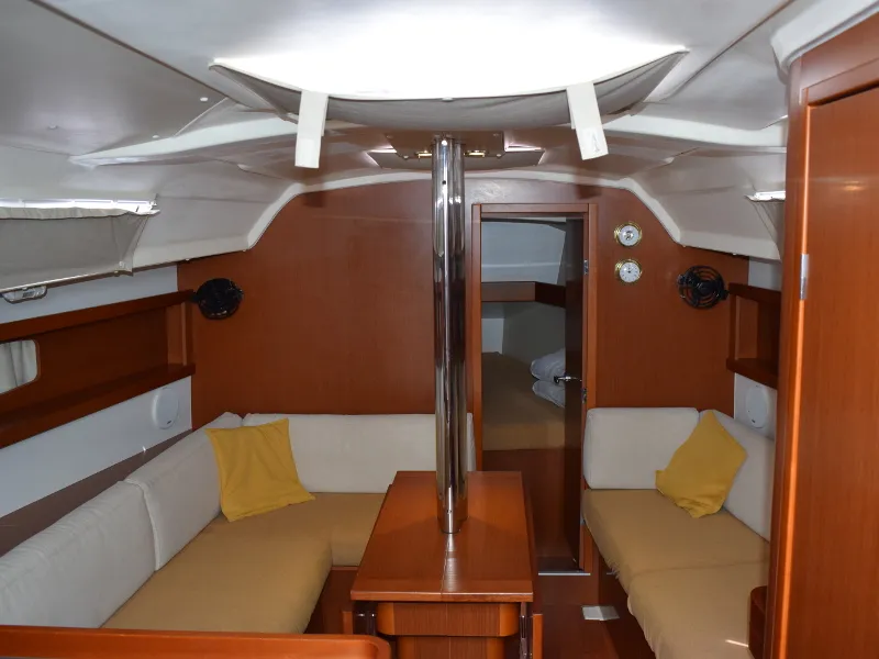 Oceanis 34 Izar — yacht photo 3