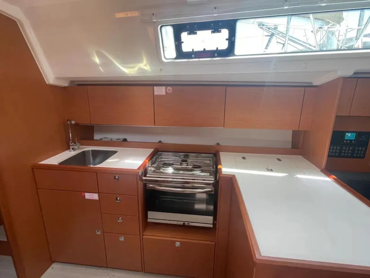 Bavaria C42 LIMA — yacht photo 2
