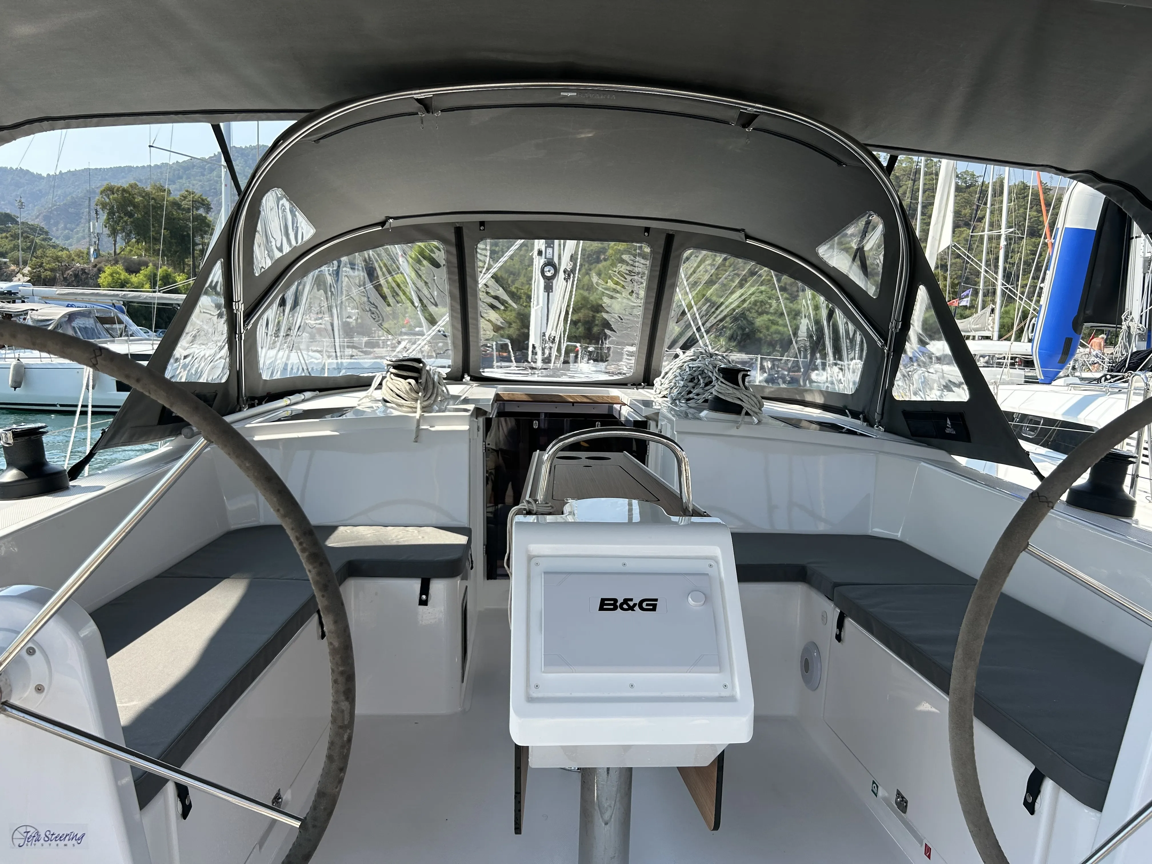 Bavaria C42 Juju — jahtikuva 2