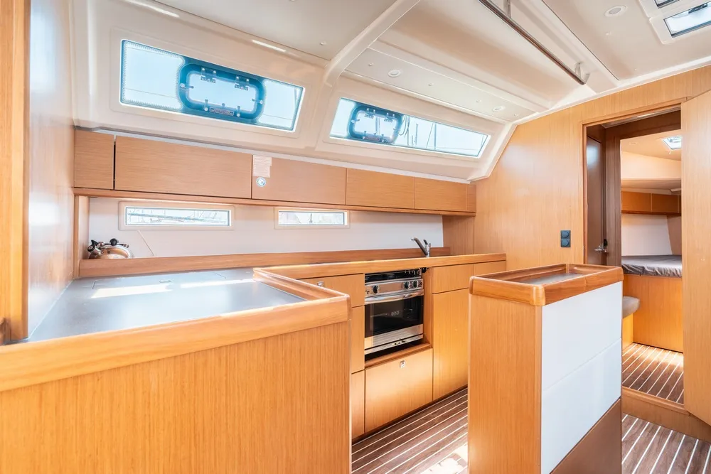 Bavaria 46 Cruiser Fedra — yacht photo 2