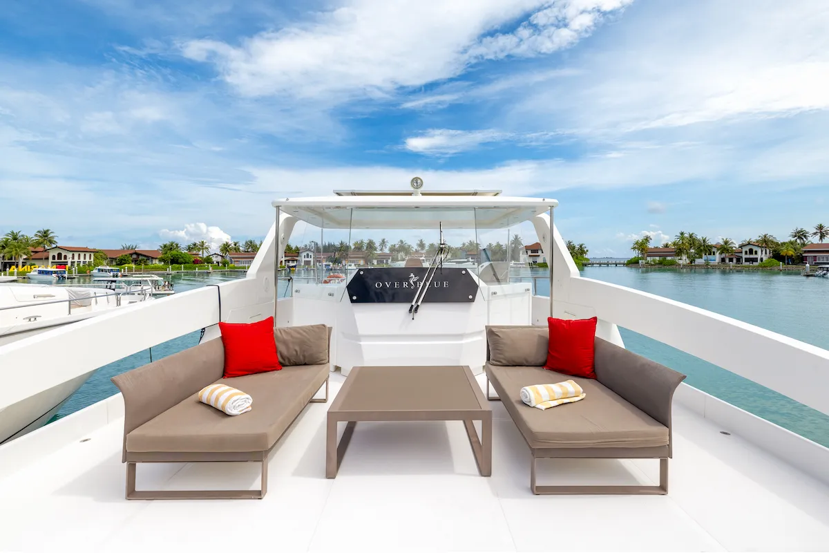 Power Catamaran Over Reef — jahtikuva 2