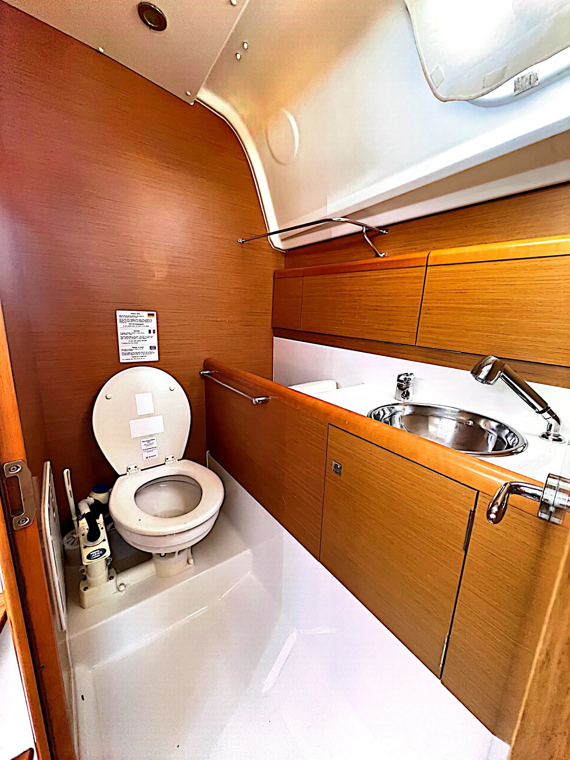 Sun Odyssey 33i NENA — фотография яхты 10