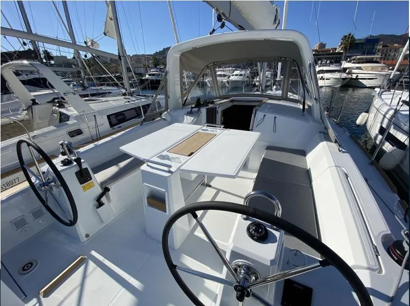 Oceanis 38.1 Maximus — jahtikuva 2