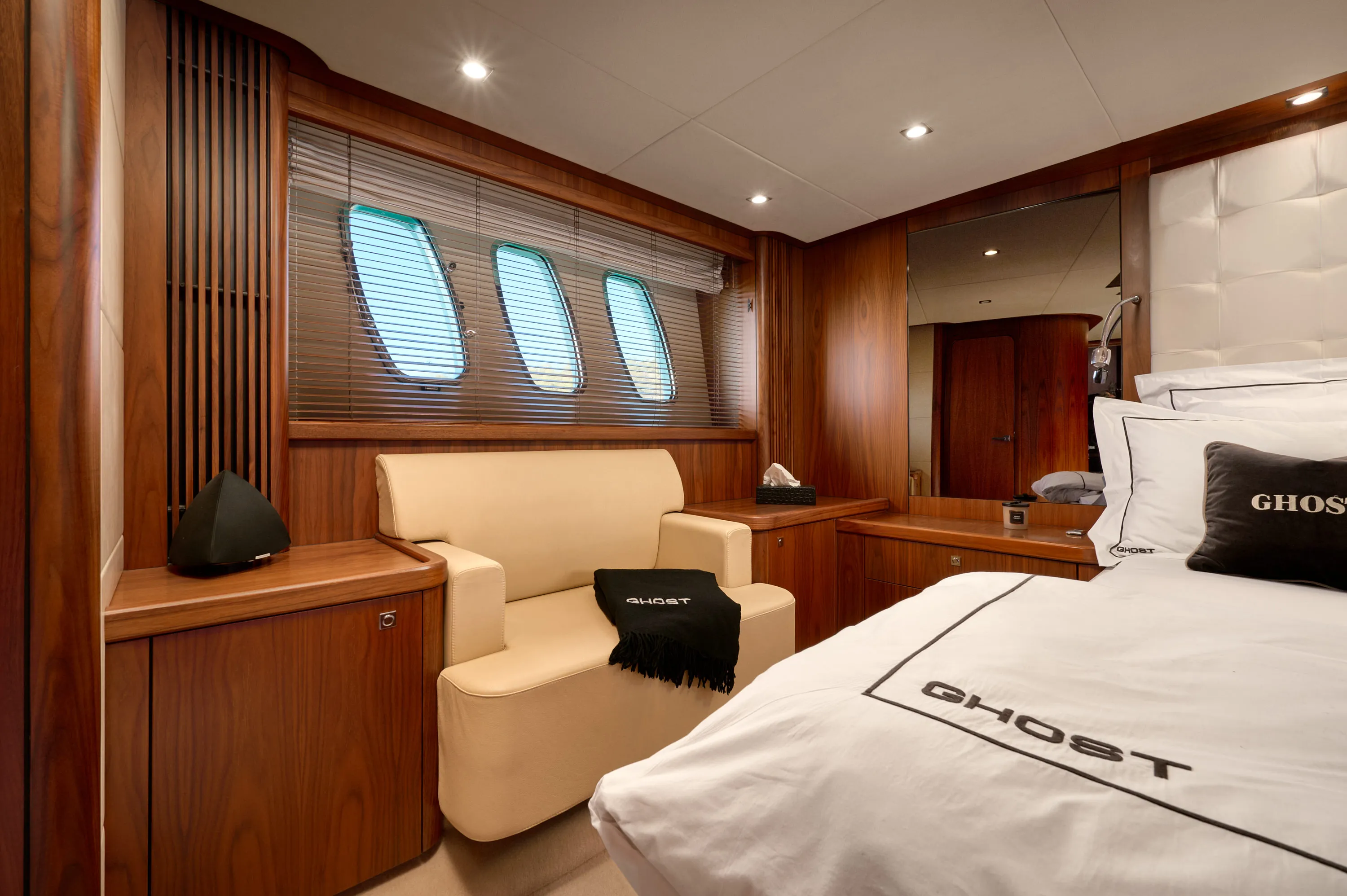Sunseeker Predator 72 Ghost — yacht photo 4