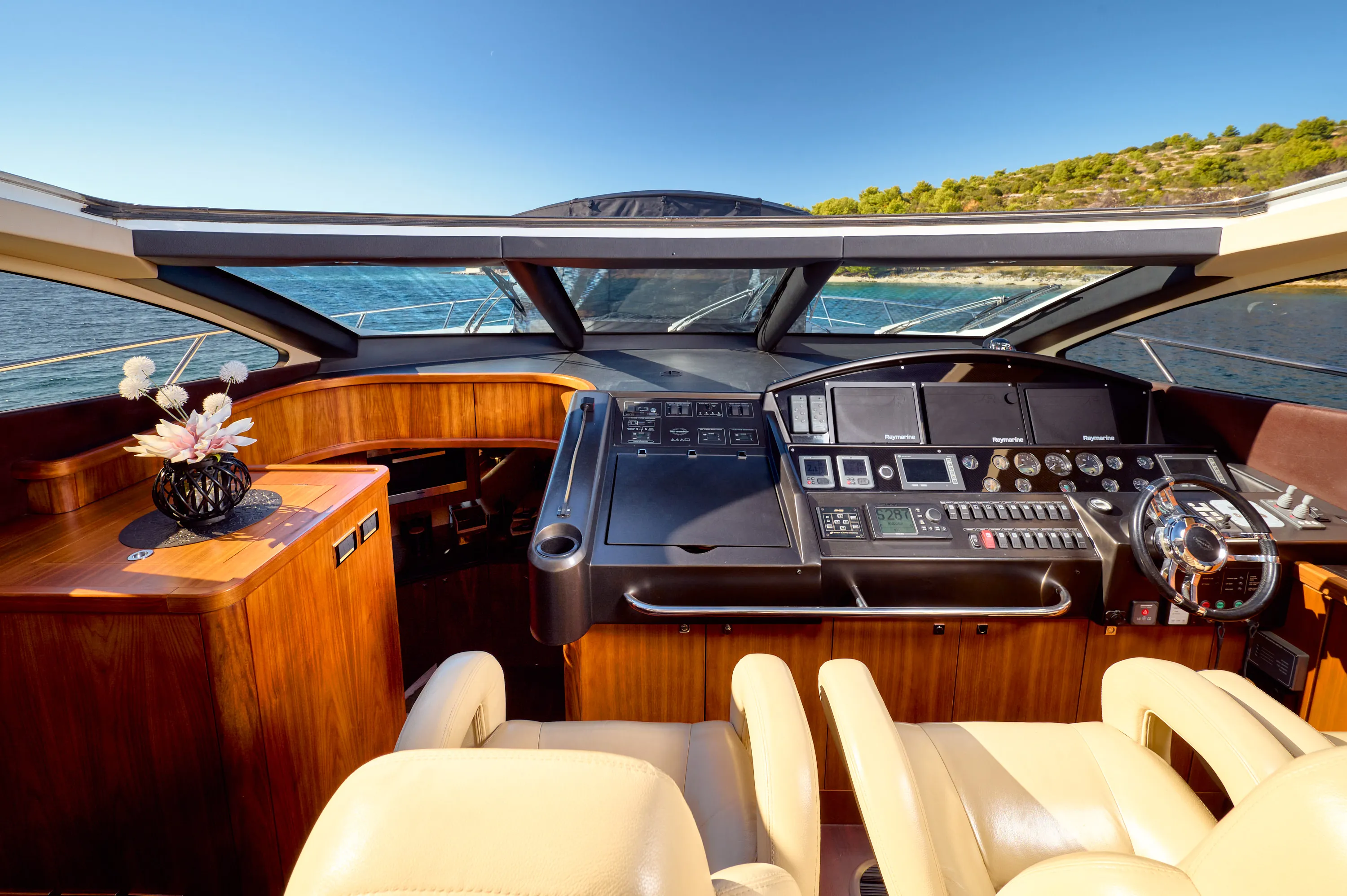Sunseeker Predator 72 Ghost — yacht photo 38