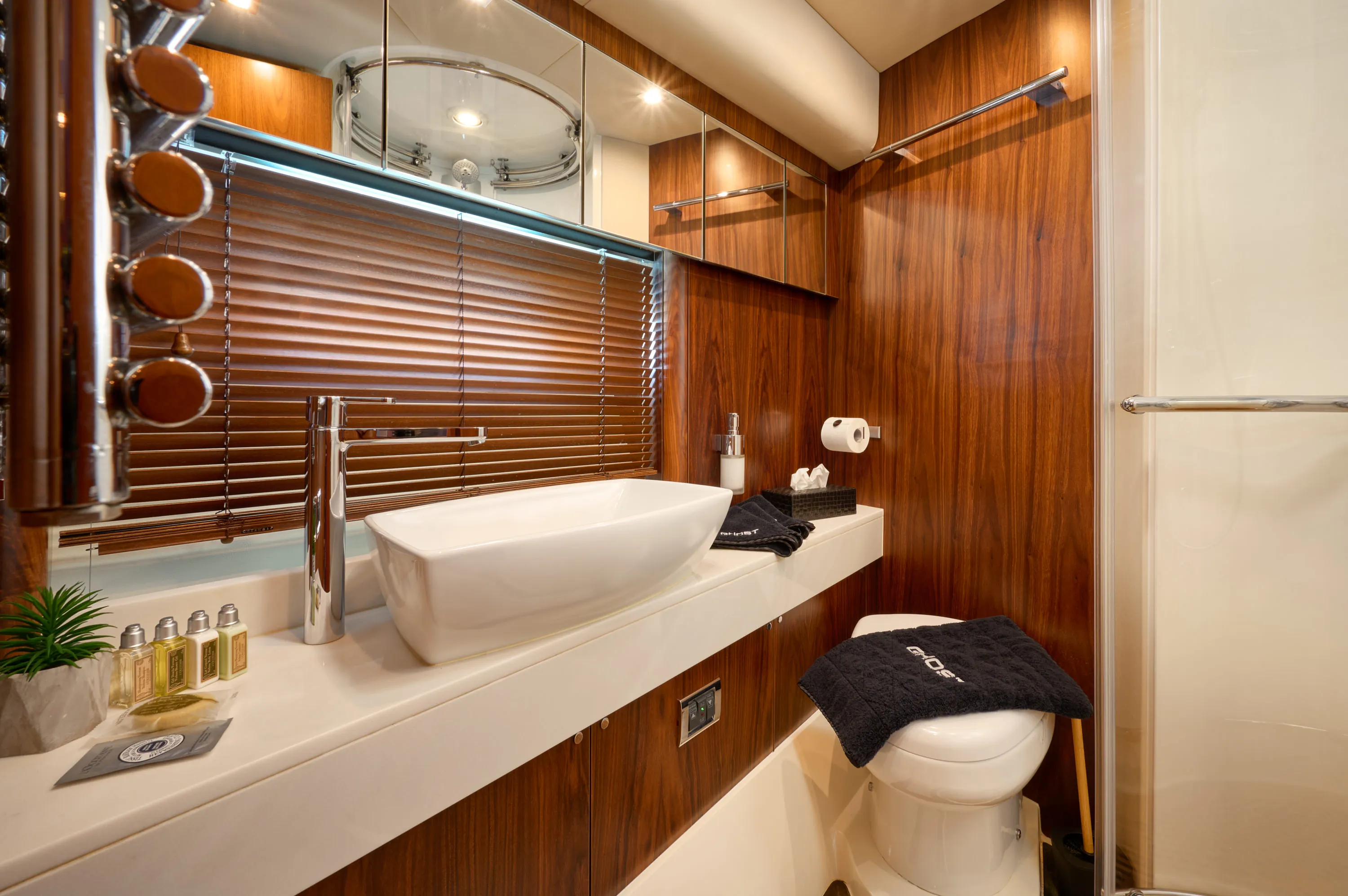 Sunseeker Predator 72 Ghost — yacht photo 55
