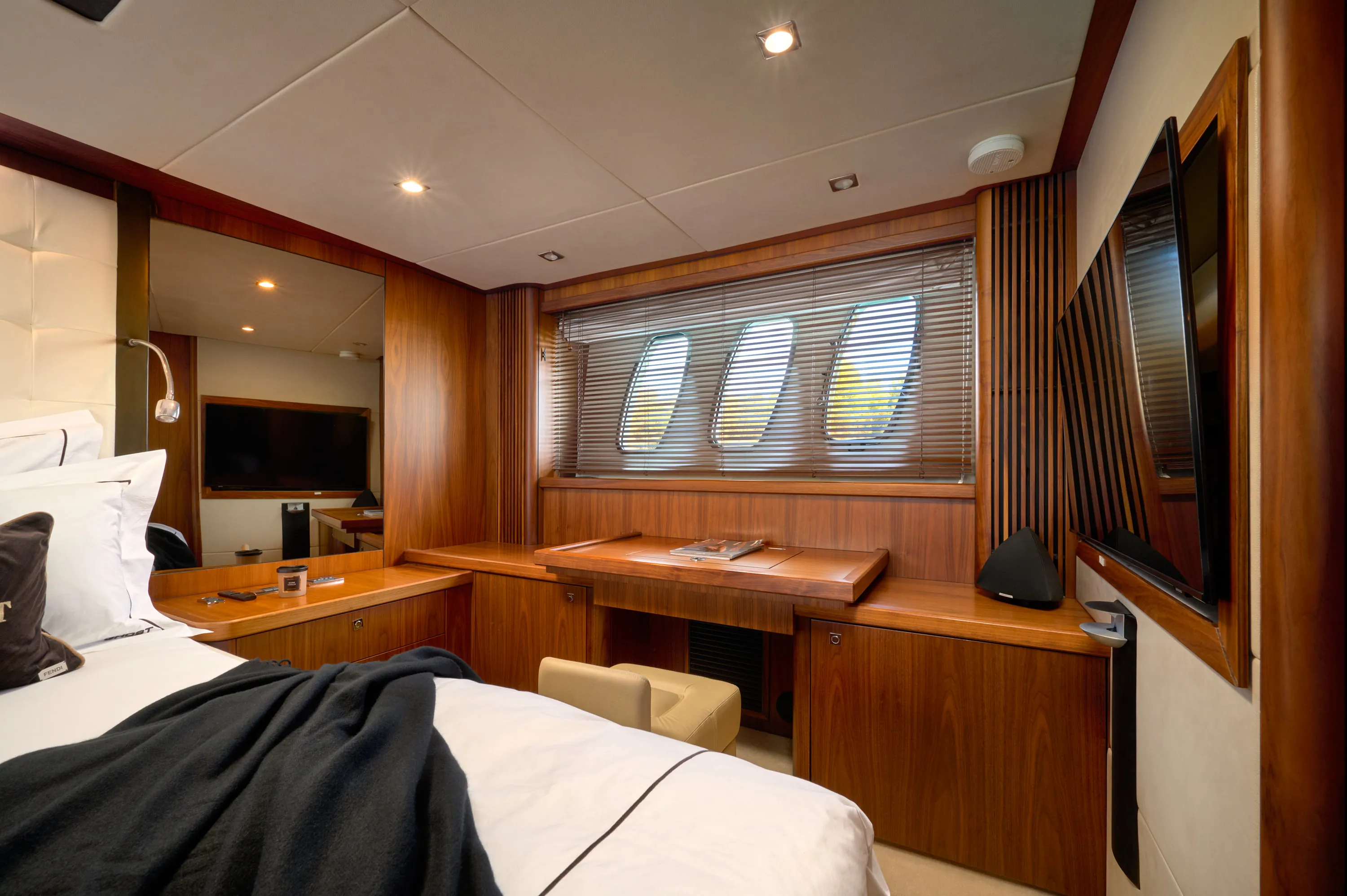 Sunseeker Predator 72 Ghost — yacht photo 54