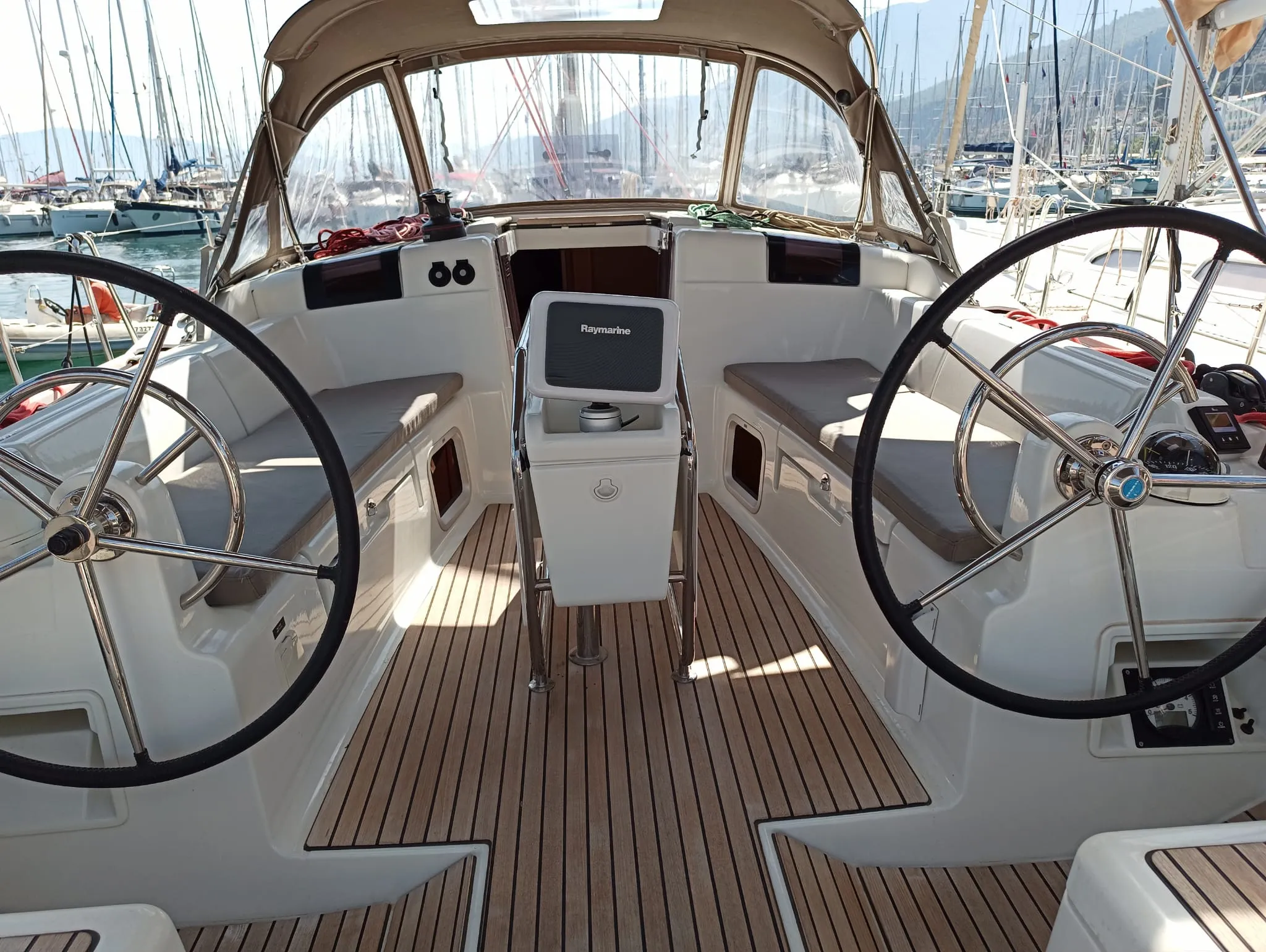Sun Odyssey 419 Foxy — фотография яхты 23