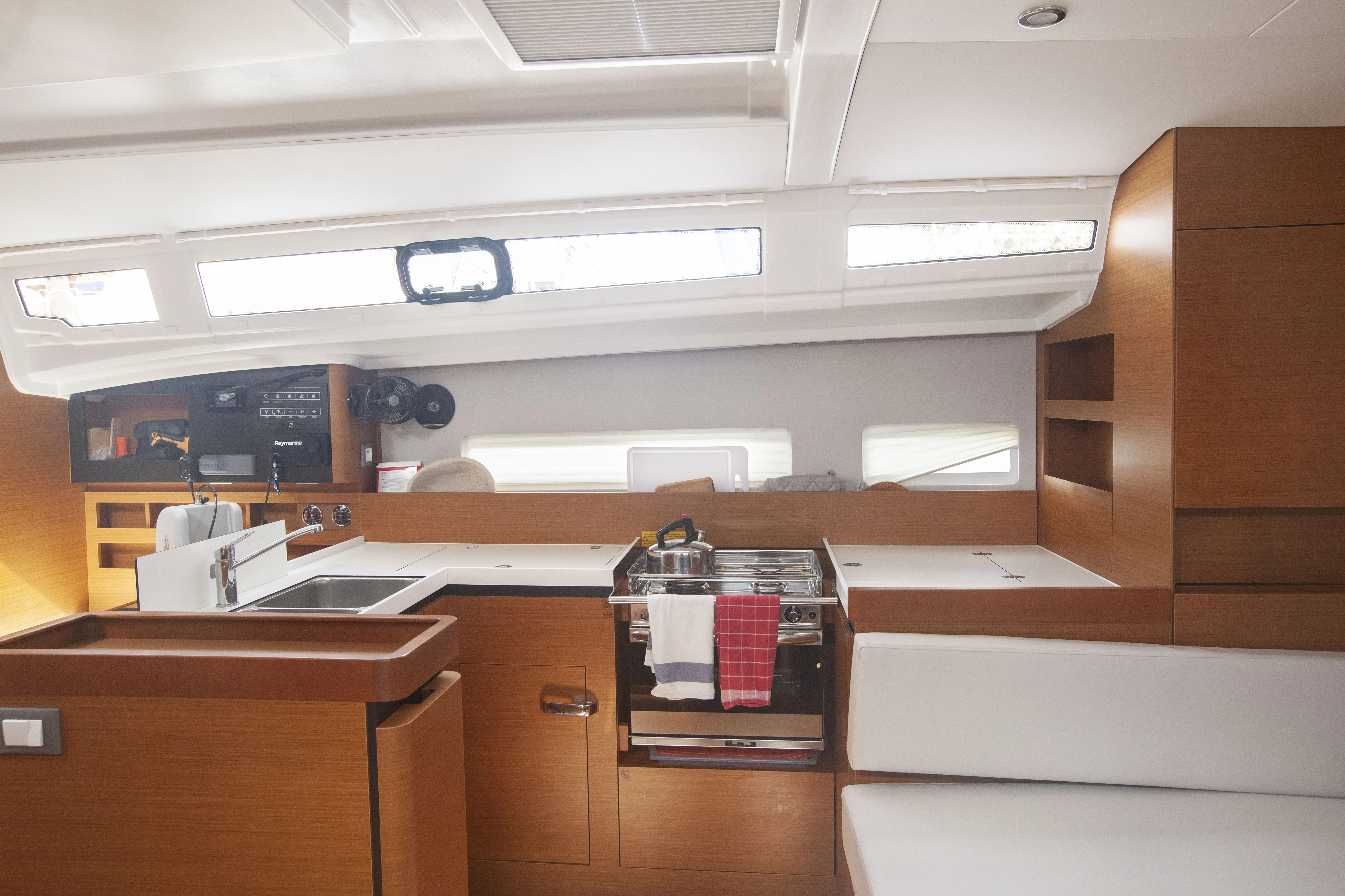 Sun Odyssey 410 Sea Breeze — yacht photo 2