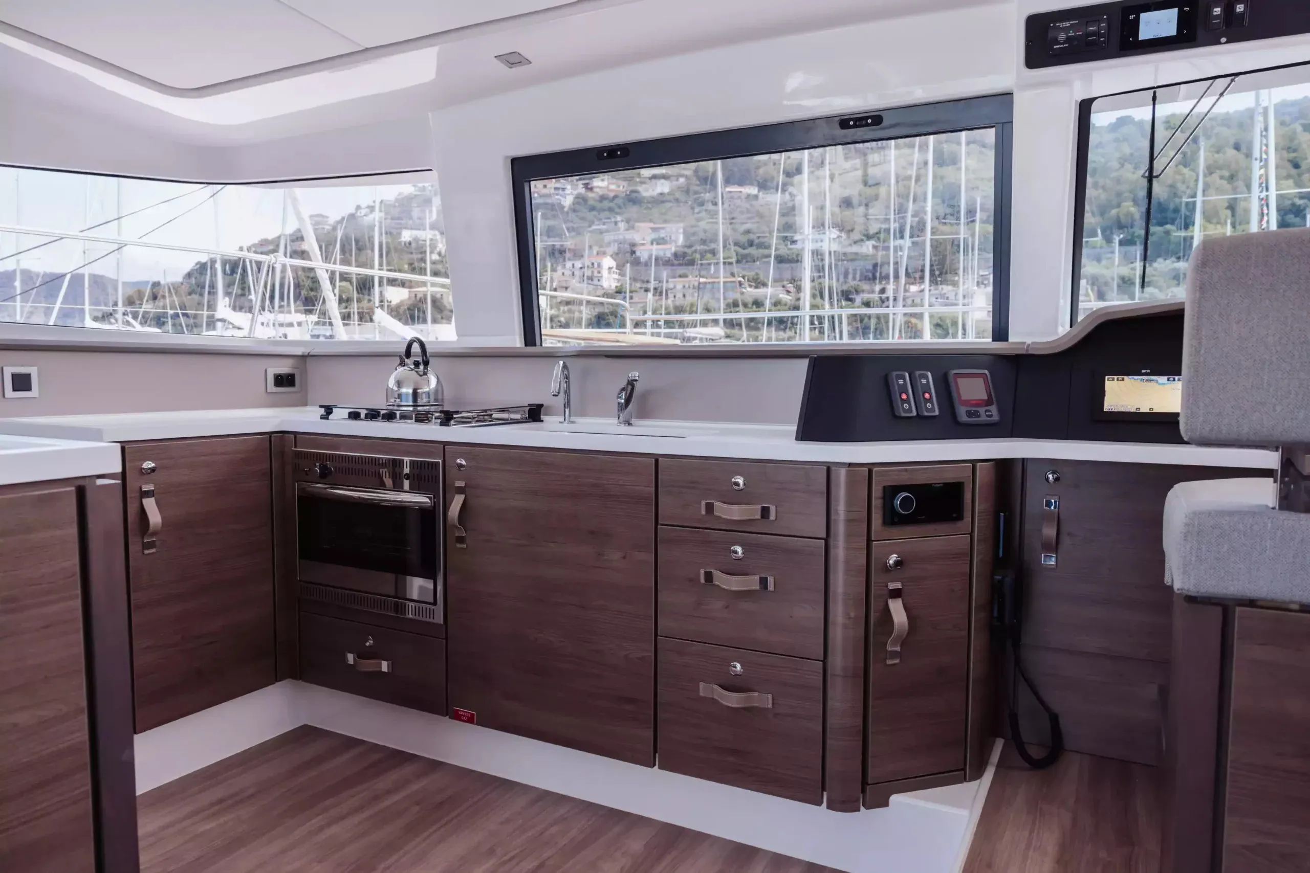 Bali 4.3 MY Tokyo — yacht photo 16
