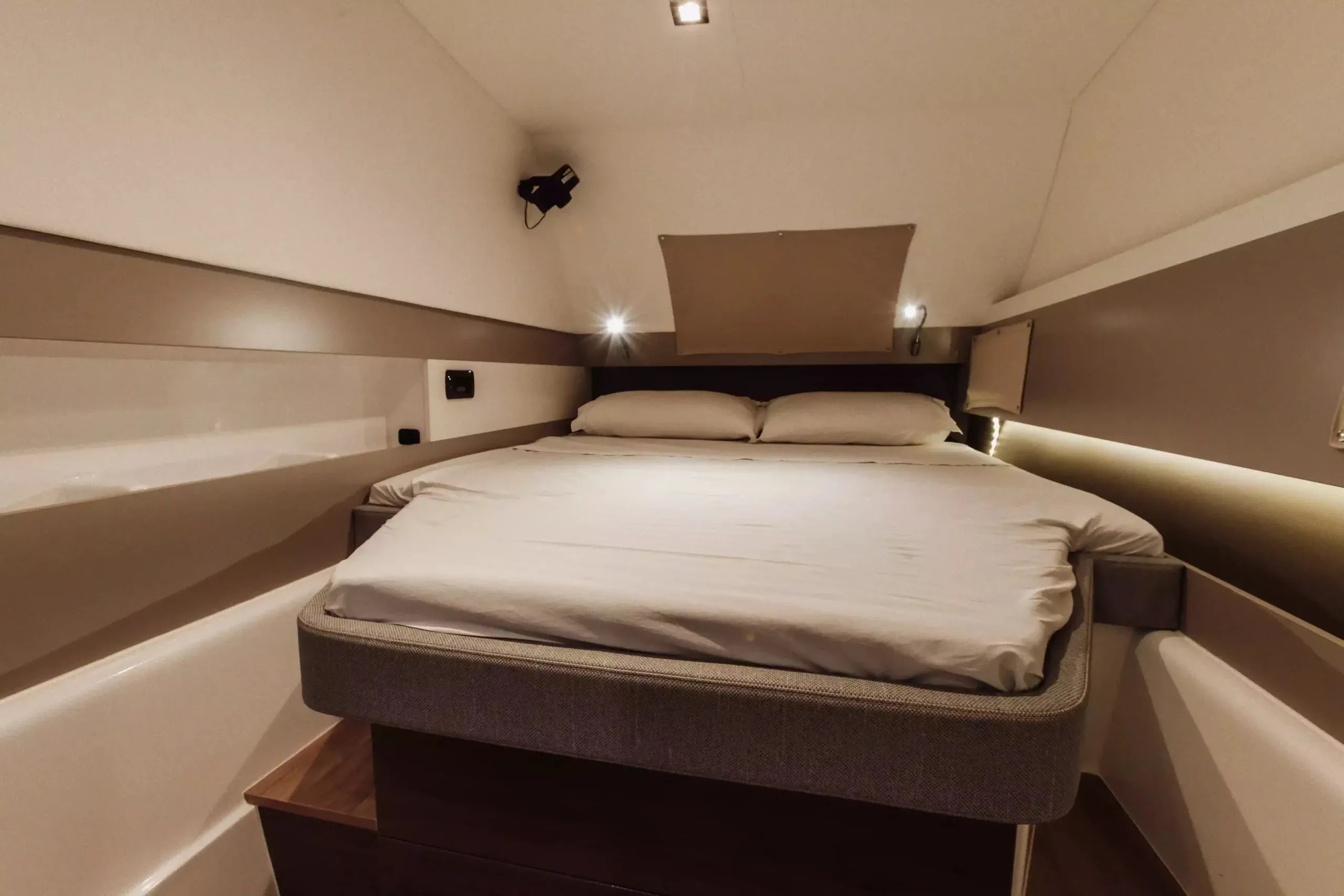 Bali 4.3 MY Tokyo — yacht photo 15