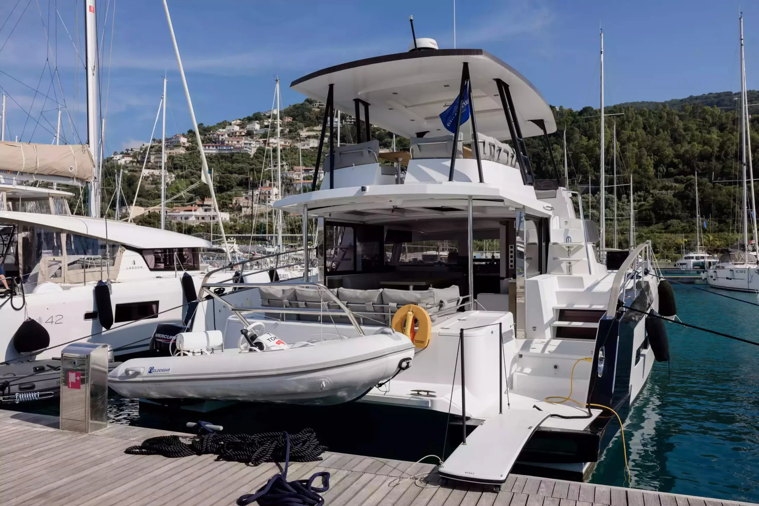 Bali 4.3 MY Tokyo — yacht photo 2