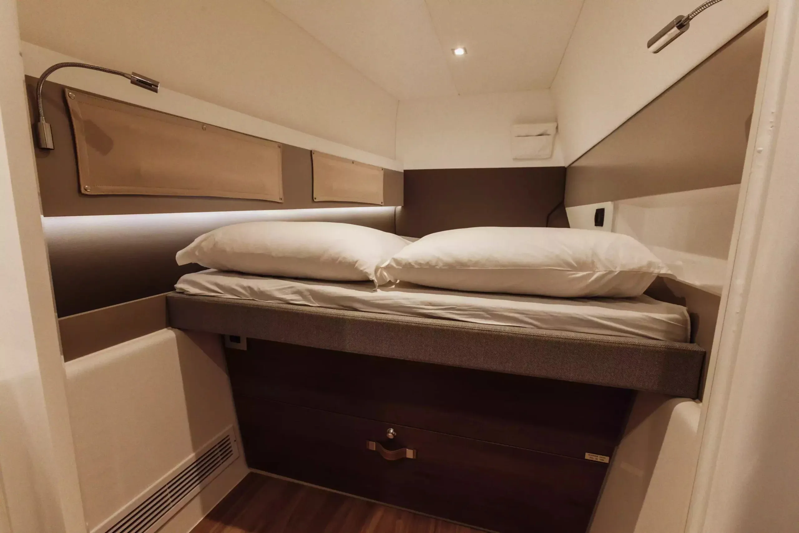 Bali 4.3 MY Tokyo — yacht photo 9