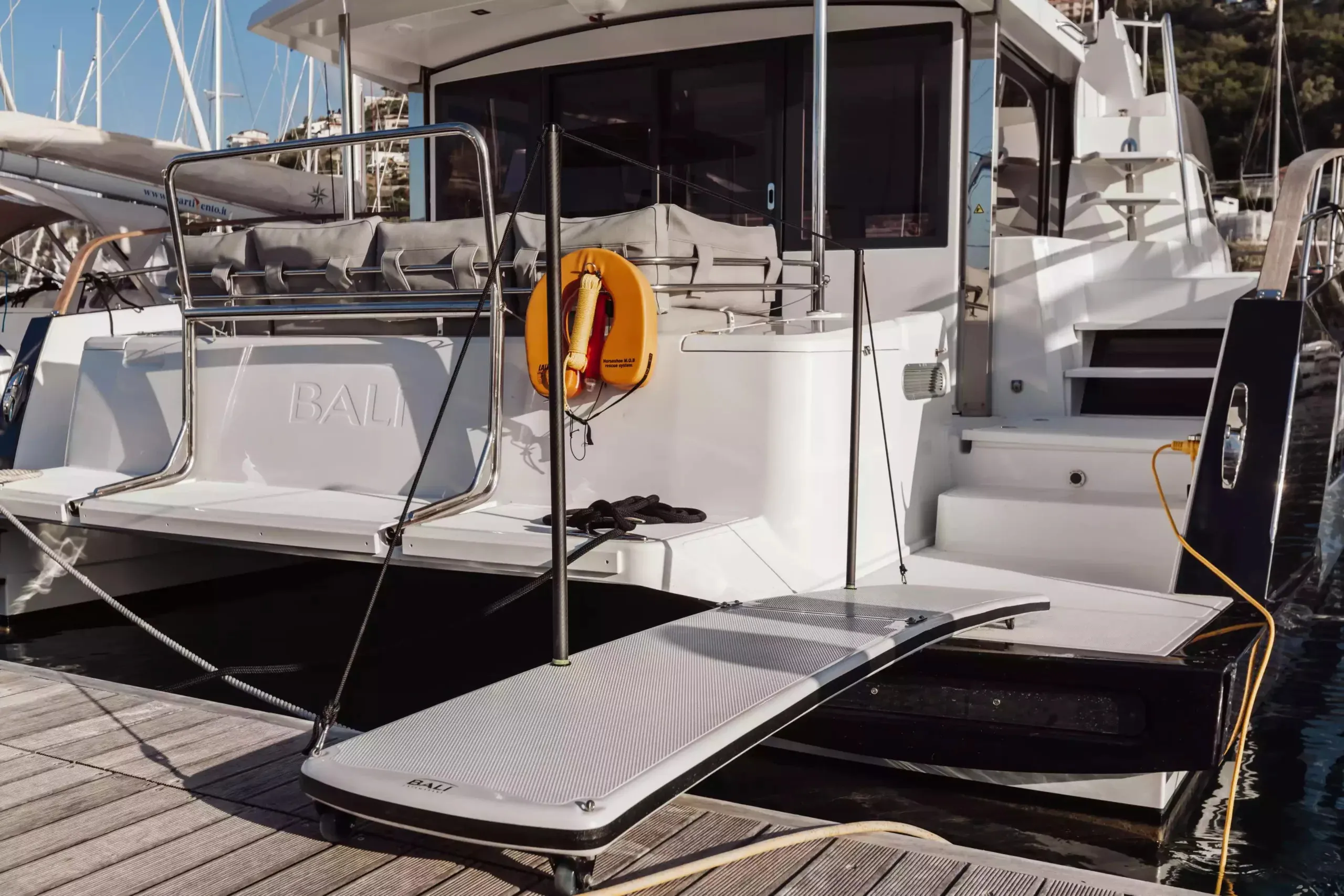 Bali 4.3 MY Tokyo — yacht photo 17