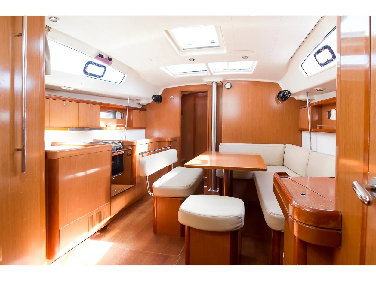 Oceanis 43 Demonio de Tasmania — jahtikuva 2