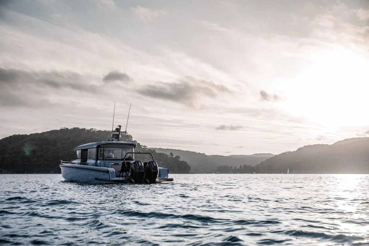 Axopar 37 XC Cross Cabin Voreus — Yachtfoto 2